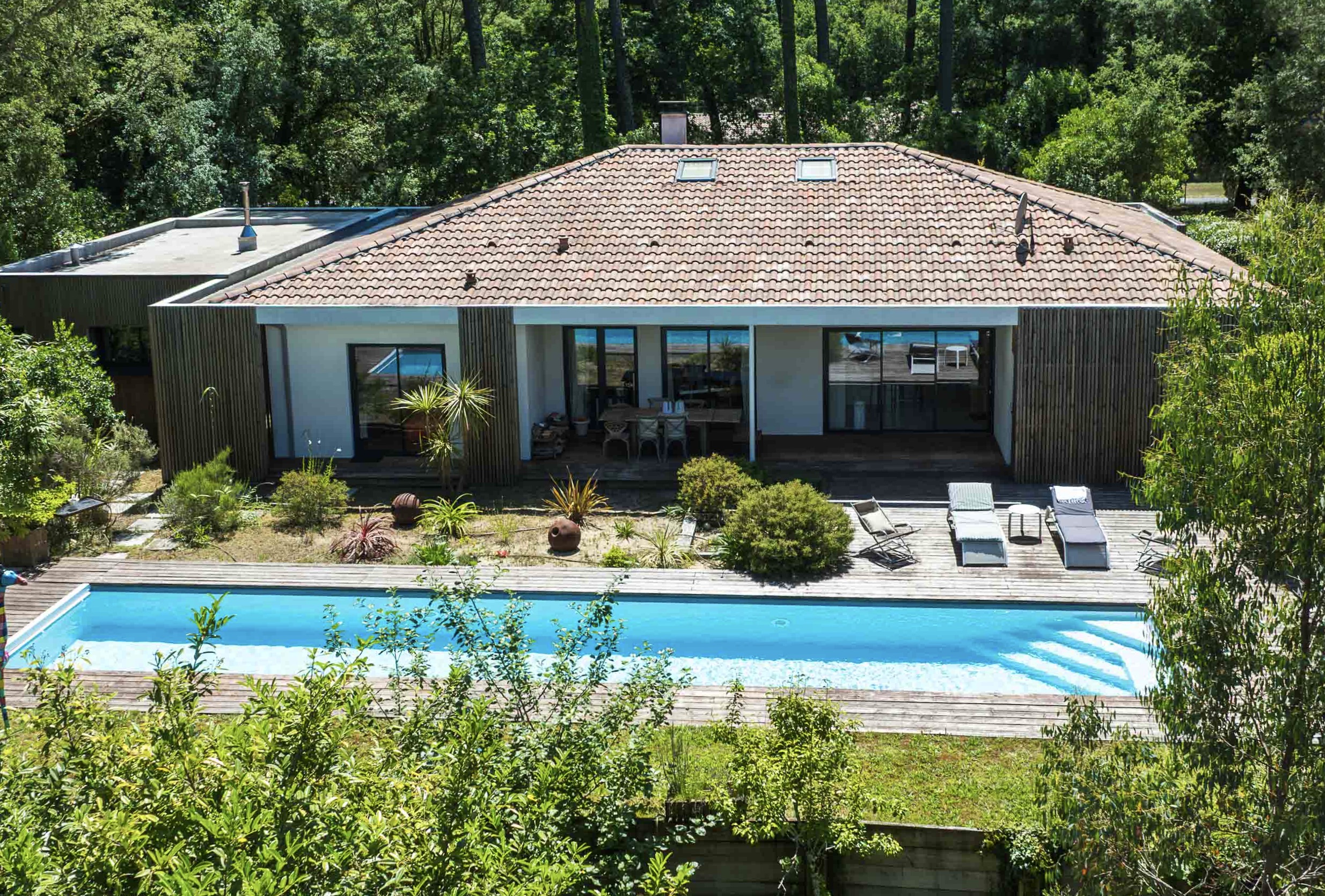 "Lake Tahoe Estate" For Sale Leon 7KM from the beach, close to all amenities, lake &amp; forest, Moliets Golf Course - superb contemporary 4 bed / 5 bath villa with swimming pool &amp; annex nested on circa 3800 sq. m. of land... &pound; 1,075,000