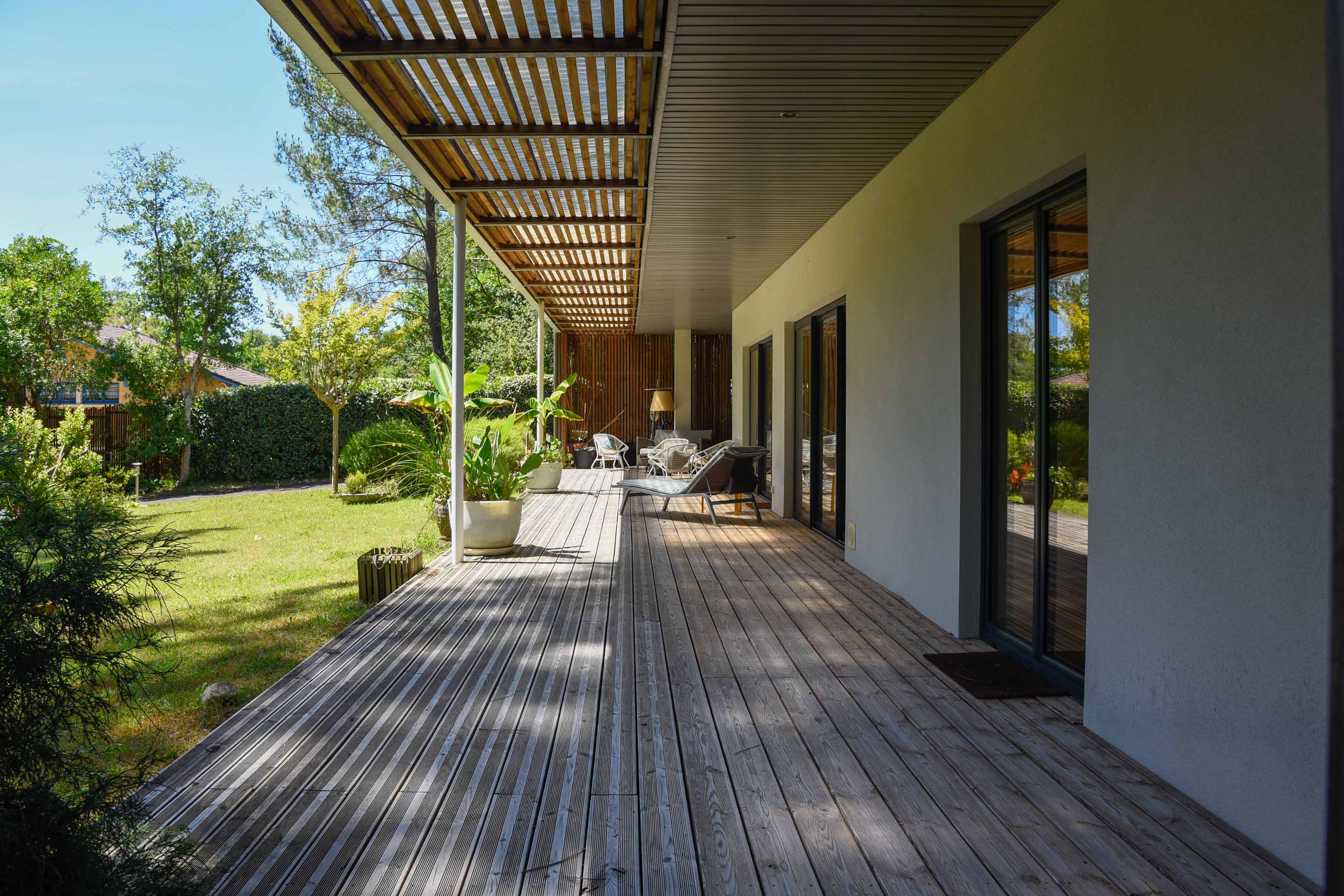 "Lake Tahoe Estate" For Sale Leon 7KM from the beach, close to all amenities, lake &amp; forest, Moliets Golf Course - superb contemporary 4 bed / 5 bath villa with swimming pool &amp; annex nested on circa 3800 sq. m. of land... &pound; 1,075,000