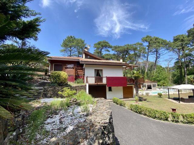 "Sand Harbor Beach Estate" For Sale Seignosse, Beaches by Foot / 5mn drive to Golf Course, in quiet &amp; peaceful surroundings, comfortable 6 bed / 6 bath villa on 1950 sq. m. of land with heated swimming pool amidst the pine forest... &pound;1,225,000