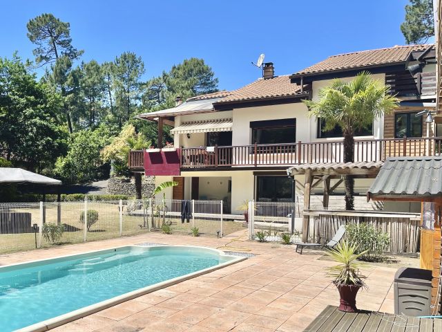"Sand Harbor Beach Estate" For Sale Seignosse, Beaches by Foot / 5mn drive to Golf Course, in quiet &amp; peaceful surroundings, comfortable 6 bed / 6 bath villa on 1950 sq. m. of land with heated swimming pool amidst the pine forest... &pound;1,225,000