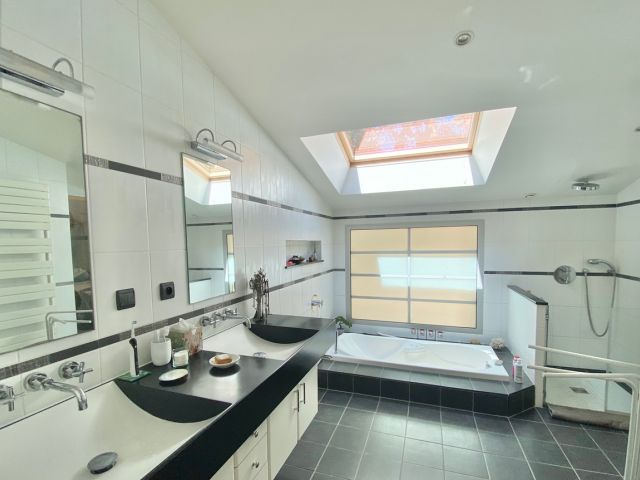 SOLD BY OUR TEAM - "Santa Barbara Beach House" Seignosse Ocean &amp; Golf, walking distance to the beach and in quiet surroundings, lovely 4 bed / 3 bath villa including contemporary finishings, heated swimming pool &amp; terraces...