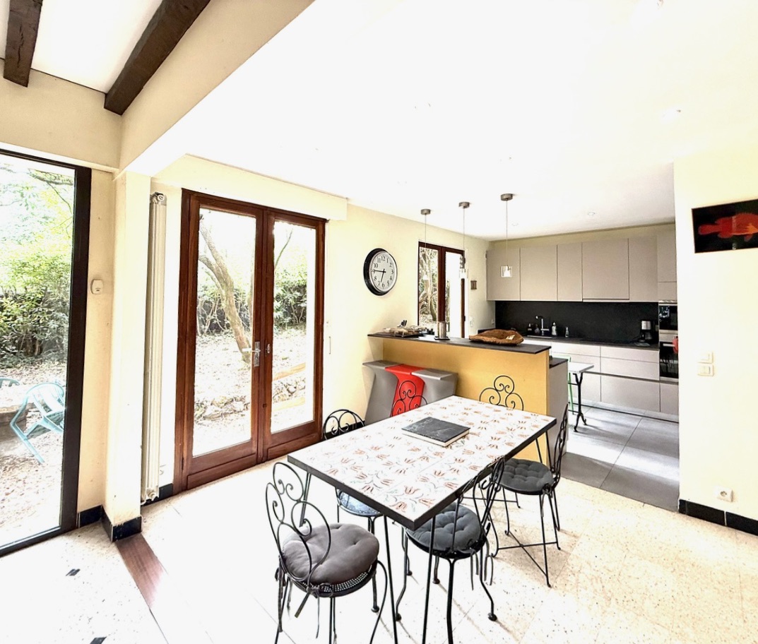 &ldquo;Wood Creek Beach House&rdquo; For Sale Seignosse Ocean by the beach, quiet location, 8 bed / 4 bath villa on 1000 sq. m. of wooded land with swimming pool; excellent rental potential if desired&hellip; &pound; 1,115,000.&nbsp;