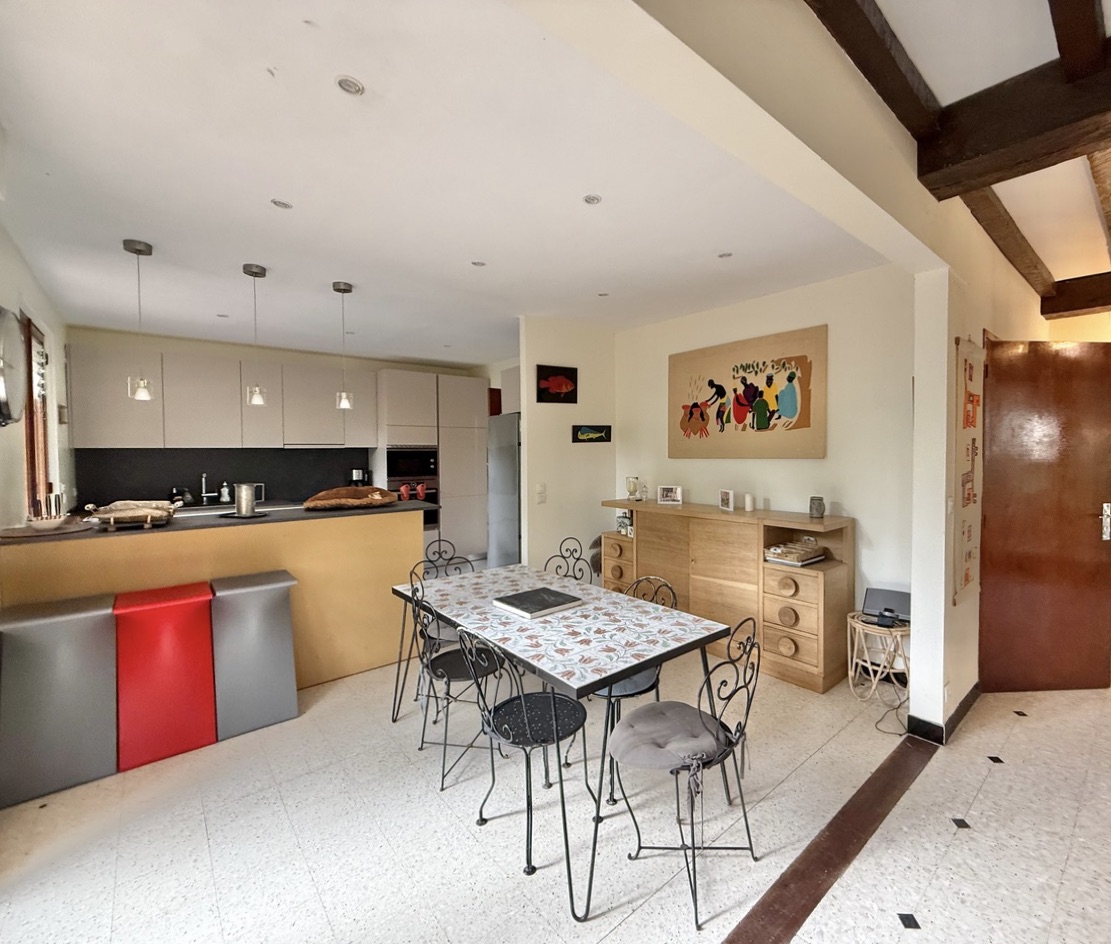 &ldquo;Wood Creek Beach House&rdquo; For Sale Seignosse Ocean by the beach, quiet location, 8 bed / 4 bath villa on 1000 sq. m. of wooded land with swimming pool; excellent rental potential if desired&hellip; &pound; 1,115,000.&nbsp;