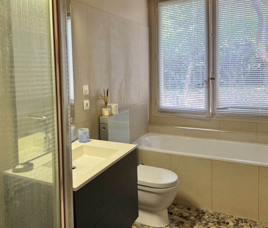 &ldquo;Wood Creek Beach House&rdquo; For Sale Seignosse Ocean by the beach, quiet location, 8 bed / 4 bath villa on 1000 sq. m. of wooded land with swimming pool; excellent rental potential if desired&hellip; &pound; 1,115,000.&nbsp;
