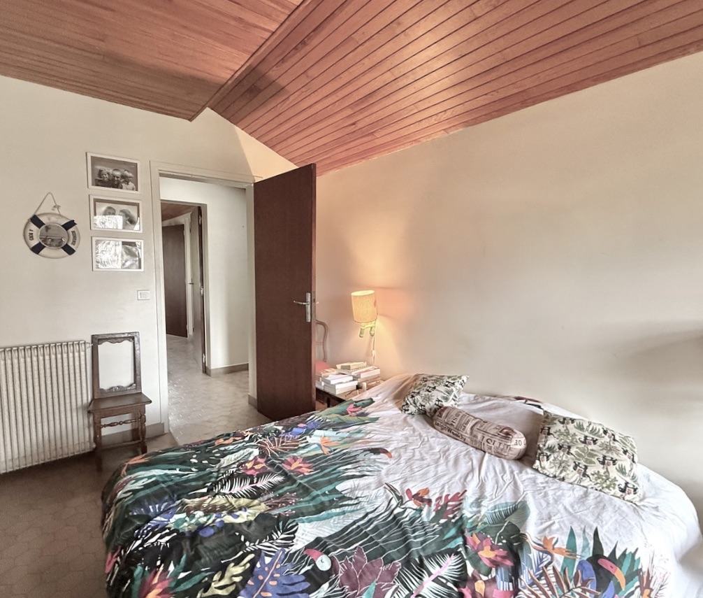 &ldquo;Wood Creek Beach House&rdquo; For Sale Seignosse Ocean by the beach, quiet location, 8 bed / 4 bath villa on 1000 sq. m. of wooded land with swimming pool; excellent rental potential if desired&hellip; &pound; 1,115,000.&nbsp;