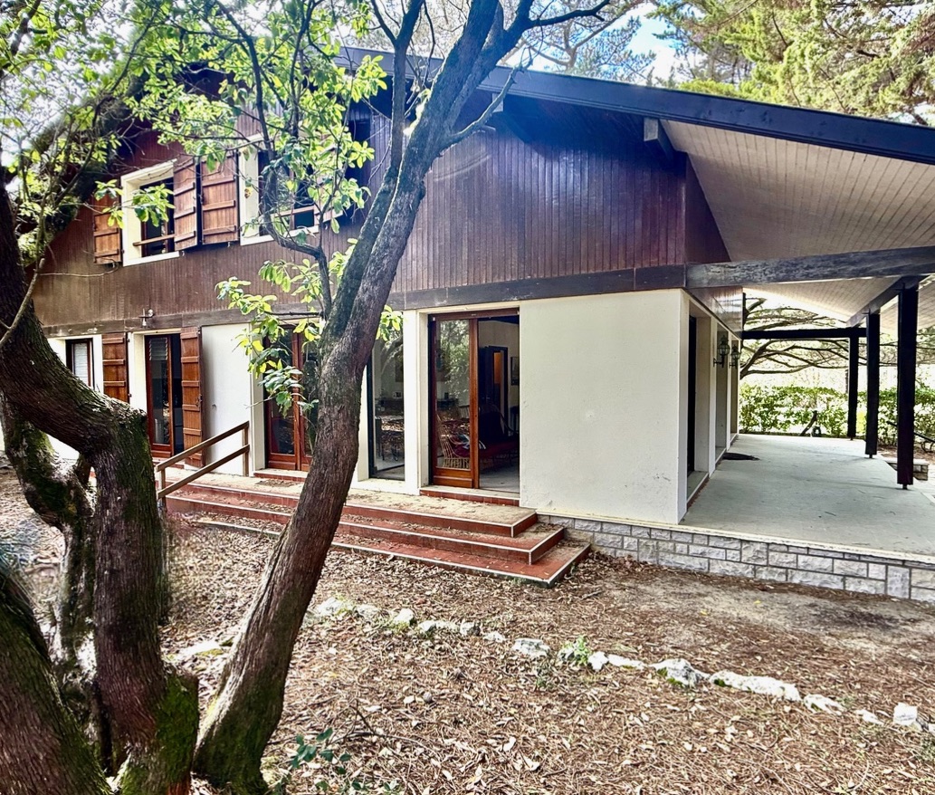 &ldquo;Wood Creek Beach House&rdquo; For Sale Seignosse Ocean by the beach, quiet location, 8 bed / 4 bath villa on 1000 sq. m. of wooded land with swimming pool; excellent rental potential if desired&hellip; &pound; 1,115,000.&nbsp;