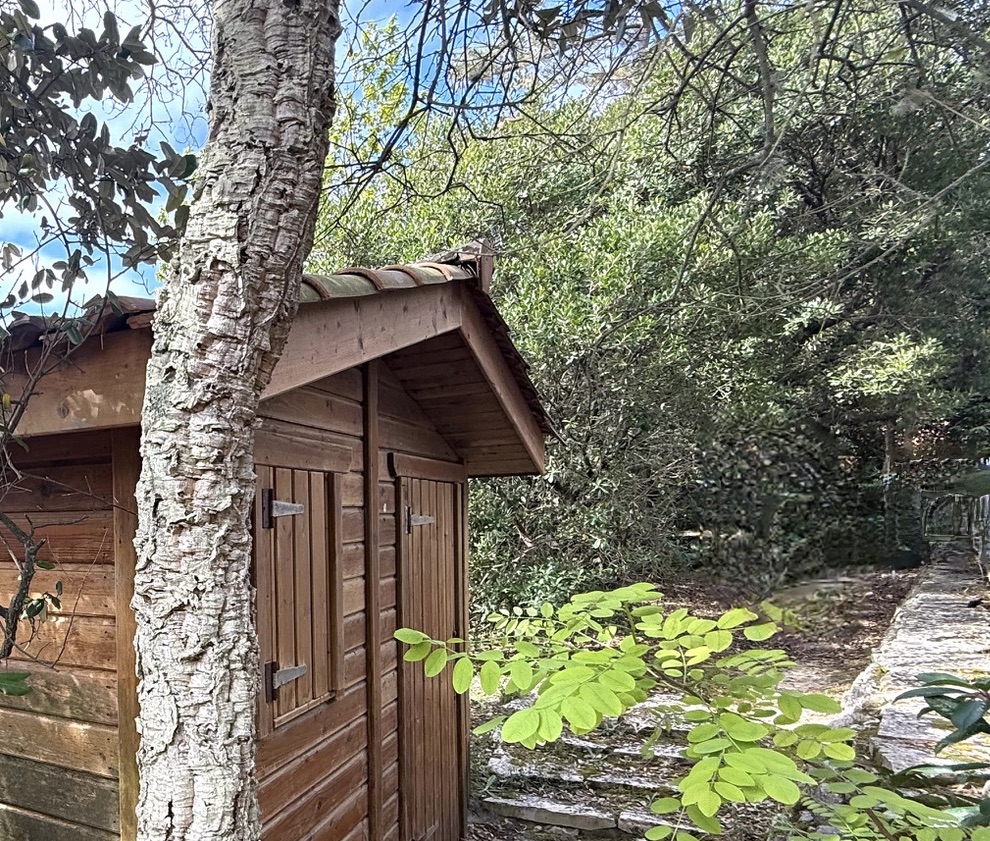 &ldquo;Wood Creek Beach House&rdquo; For Sale Seignosse Ocean by the beach, quiet location, 8 bed / 4 bath villa on 1000 sq. m. of wooded land with swimming pool; excellent rental potential if desired&hellip; &pound; 1,115,000.&nbsp;