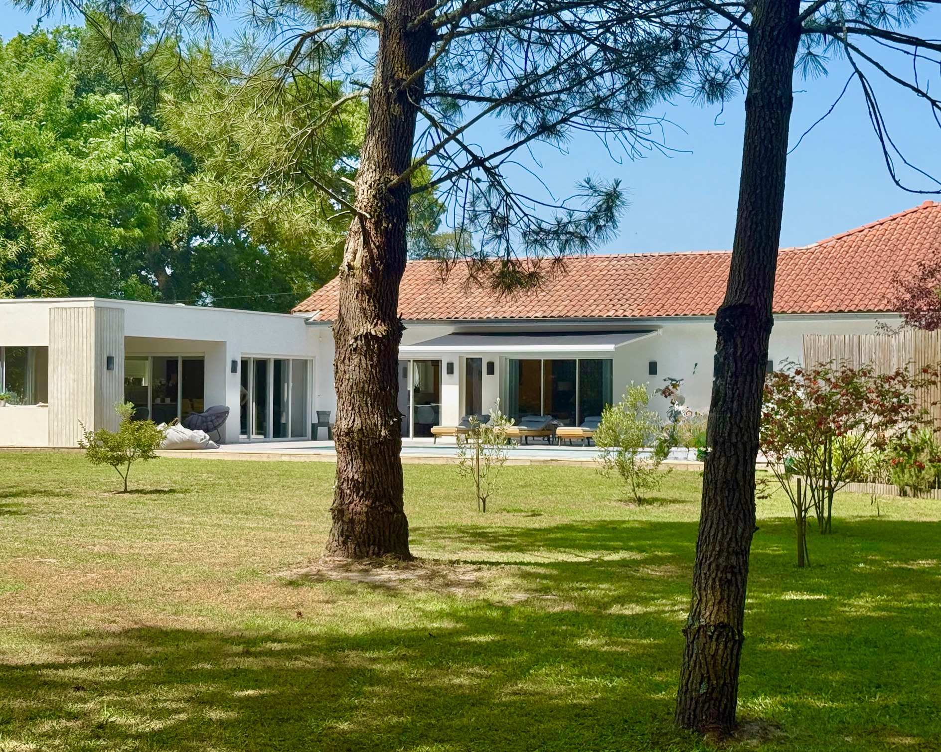 "Los Olivos Grand Estate" For Sale Soustons in a stunning &amp; private location, luxury property comprising of single-level architect designed villa &amp; outbuildings, set on 3350 sq. m. of landscaped gardens with swimming pool... &pound; 1,050,000.&nbsp;