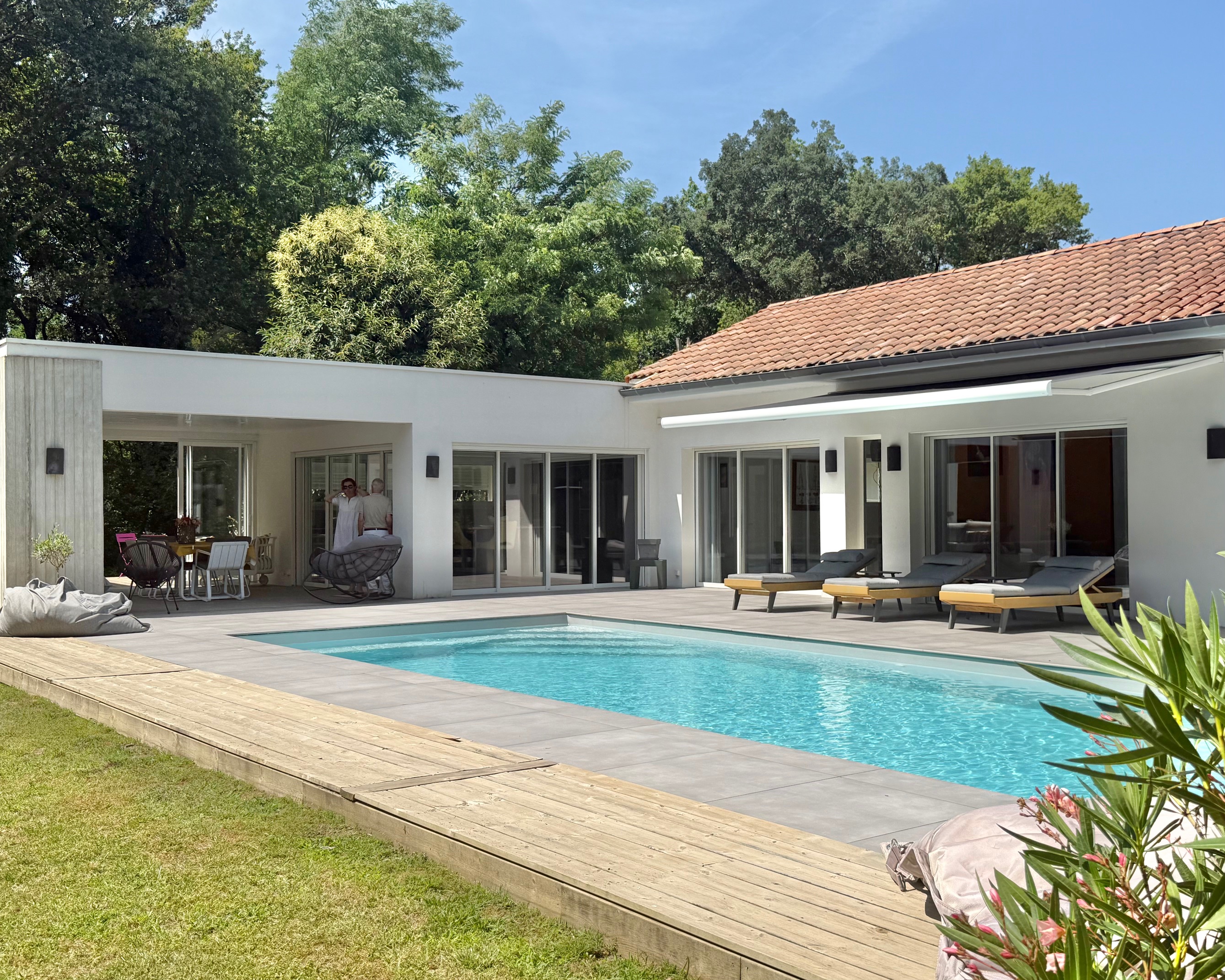 "Los Olivos Grand Estate" For Sale Soustons in a stunning &amp; private location, luxury property comprising of single-level architect designed villa &amp; outbuildings, set on 3350 sq. m. of landscaped gardens with swimming pool... &pound; 1,050,000.&nbsp;