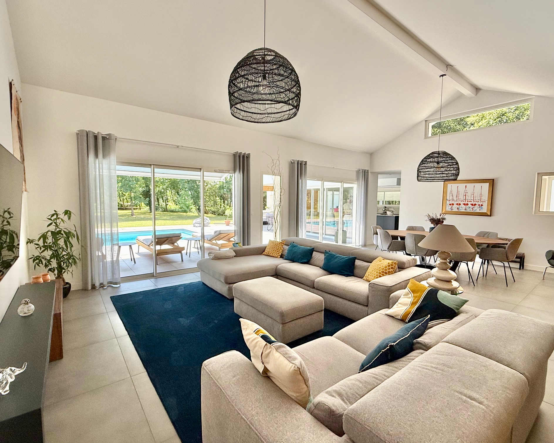 "Los Olivos Grand Estate" For Sale Soustons in a stunning &amp; private location, luxury property comprising of single-level architect designed villa &amp; outbuildings, set on 3350 sq. m. of landscaped gardens with swimming pool... &pound; 1,050,000.&nbsp;