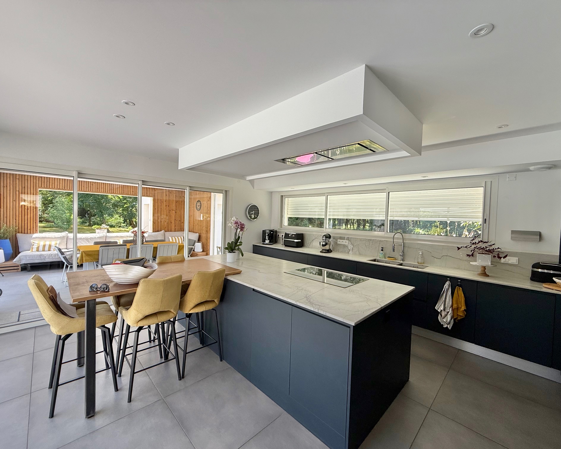 "Los Olivos Grand Estate" For Sale Soustons in a stunning &amp; private location, luxury property comprising of single-level architect designed villa &amp; outbuildings, set on 3350 sq. m. of landscaped gardens with swimming pool... &pound; 1,050,000.&nbsp;