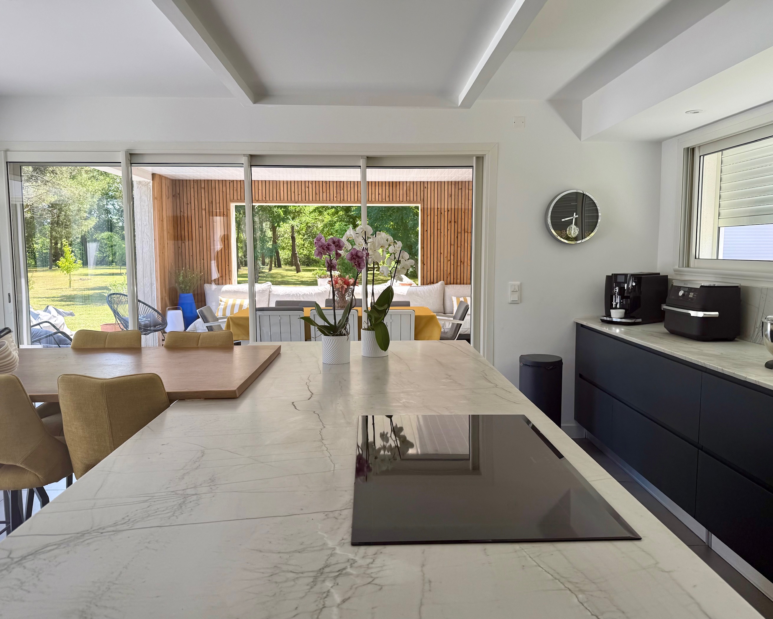 "Los Olivos Grand Estate" For Sale Soustons in a stunning &amp; private location, luxury property comprising of single-level architect designed villa &amp; outbuildings, set on 3350 sq. m. of landscaped gardens with swimming pool... &pound; 1,050,000.&nbsp;