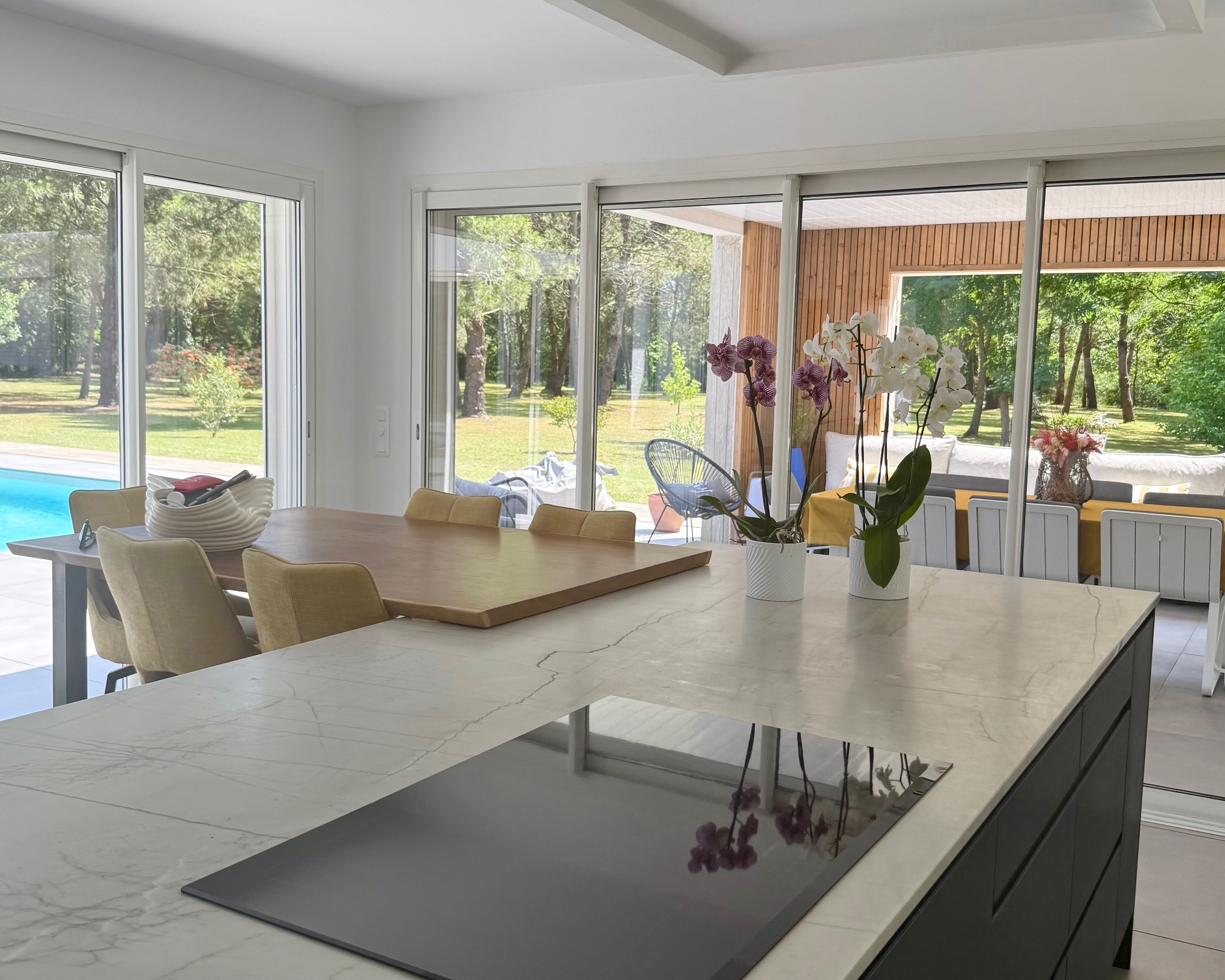 "Los Olivos Grand Estate" For Sale Soustons in a stunning &amp; private location, luxury property comprising of single-level architect designed villa &amp; outbuildings, set on 3350 sq. m. of landscaped gardens with swimming pool... &pound; 1,050,000.&nbsp;