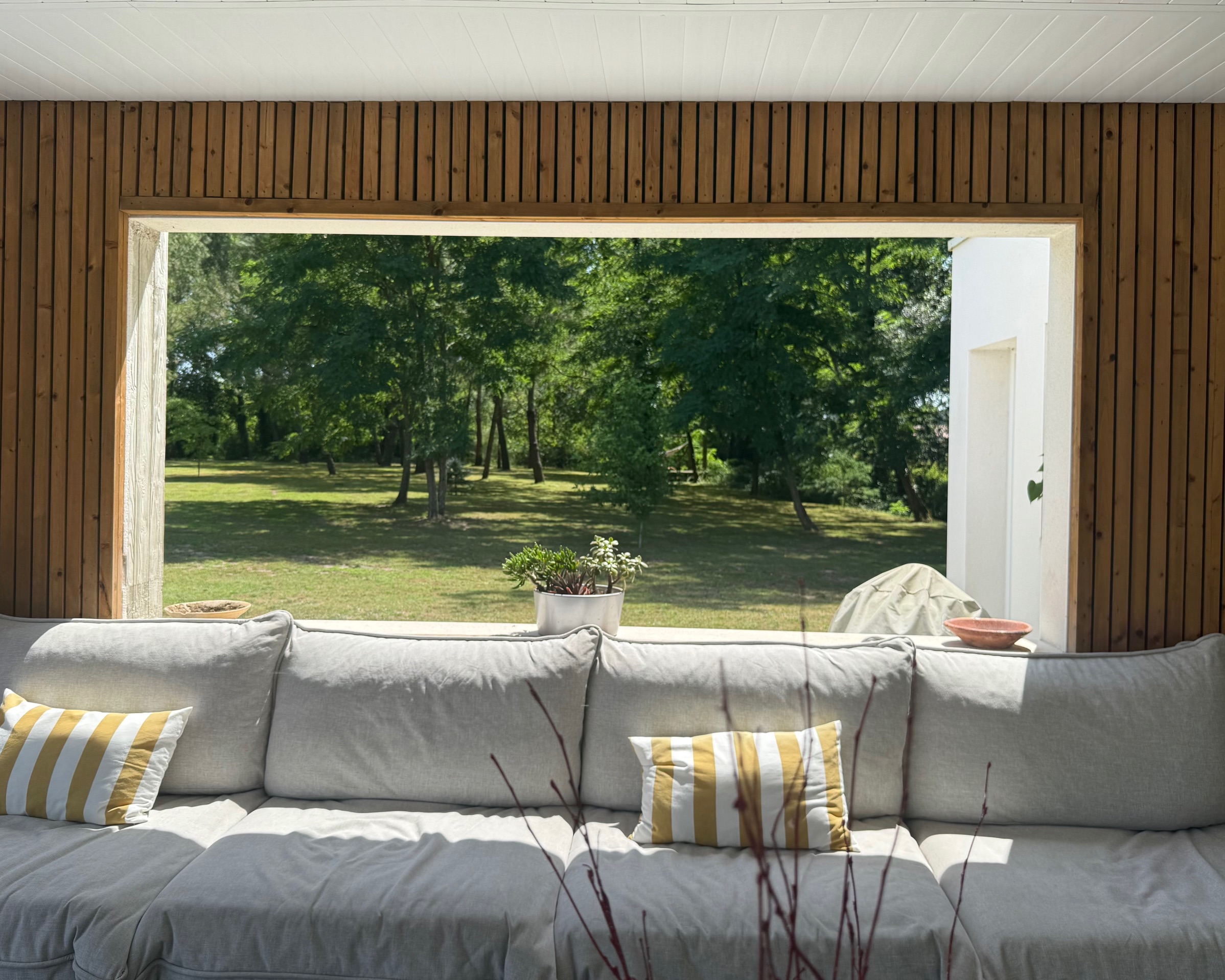 "Los Olivos Grand Estate" For Sale Soustons in a stunning &amp; private location, luxury property comprising of single-level architect designed villa &amp; outbuildings, set on 3350 sq. m. of landscaped gardens with swimming pool... &pound; 1,050,000.&nbsp;