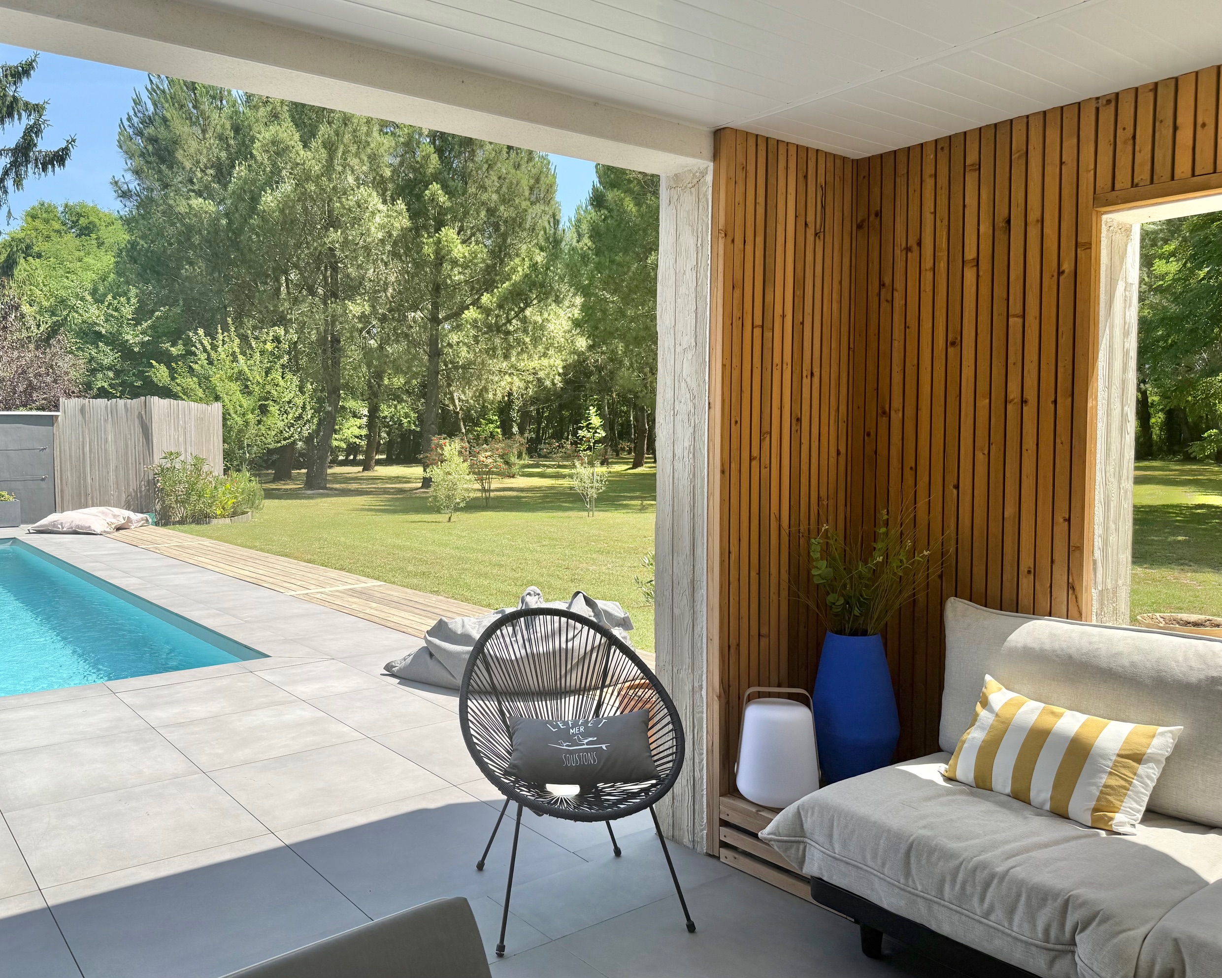 "Los Olivos Grand Estate" For Sale Soustons in a stunning &amp; private location, luxury property comprising of single-level architect designed villa &amp; outbuildings, set on 3350 sq. m. of landscaped gardens with swimming pool... &pound; 1,050,000.&nbsp;