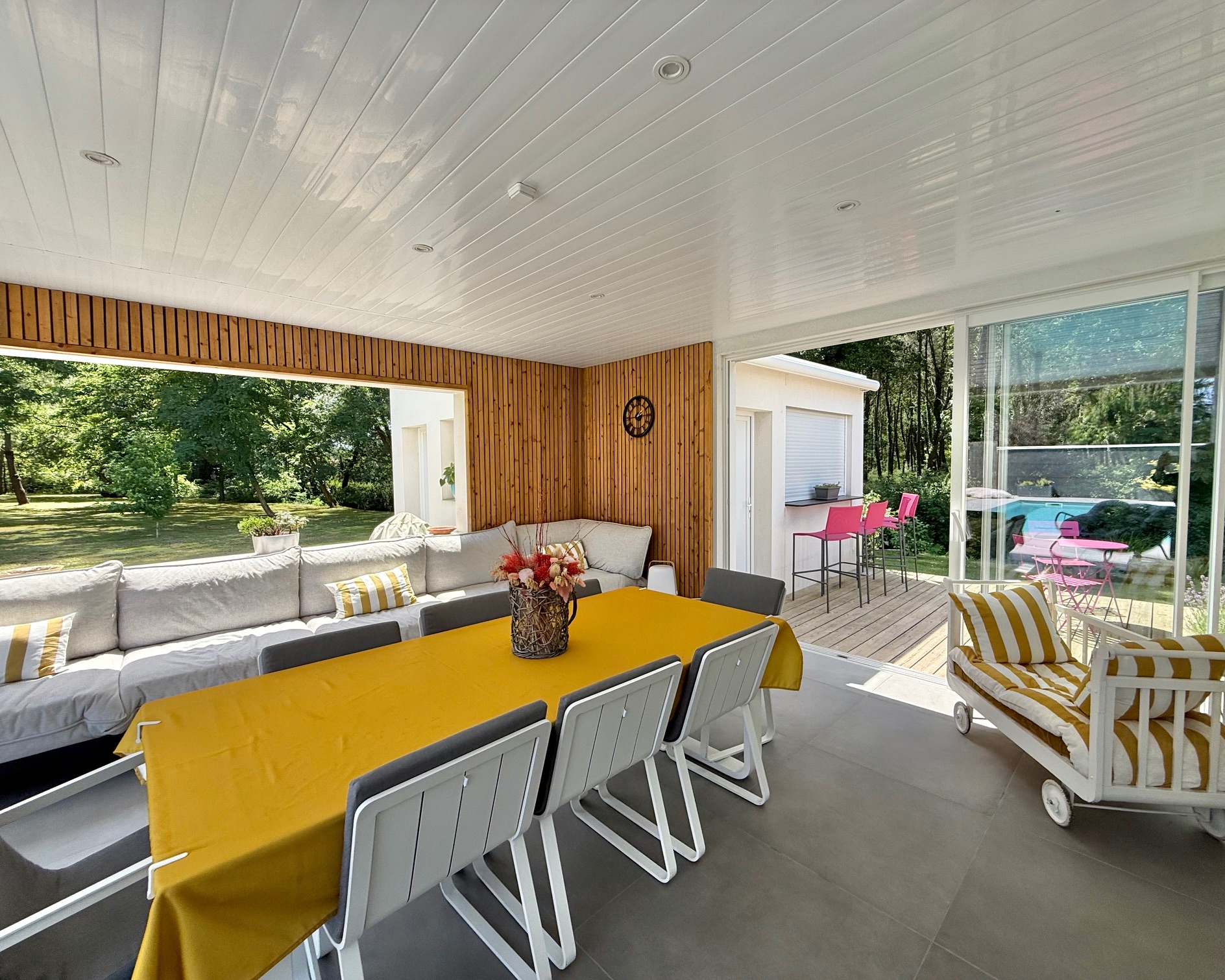 "Los Olivos Grand Estate" For Sale Soustons in a stunning &amp; private location, luxury property comprising of single-level architect designed villa &amp; outbuildings, set on 3350 sq. m. of landscaped gardens with swimming pool... &pound; 1,050,000.&nbsp;