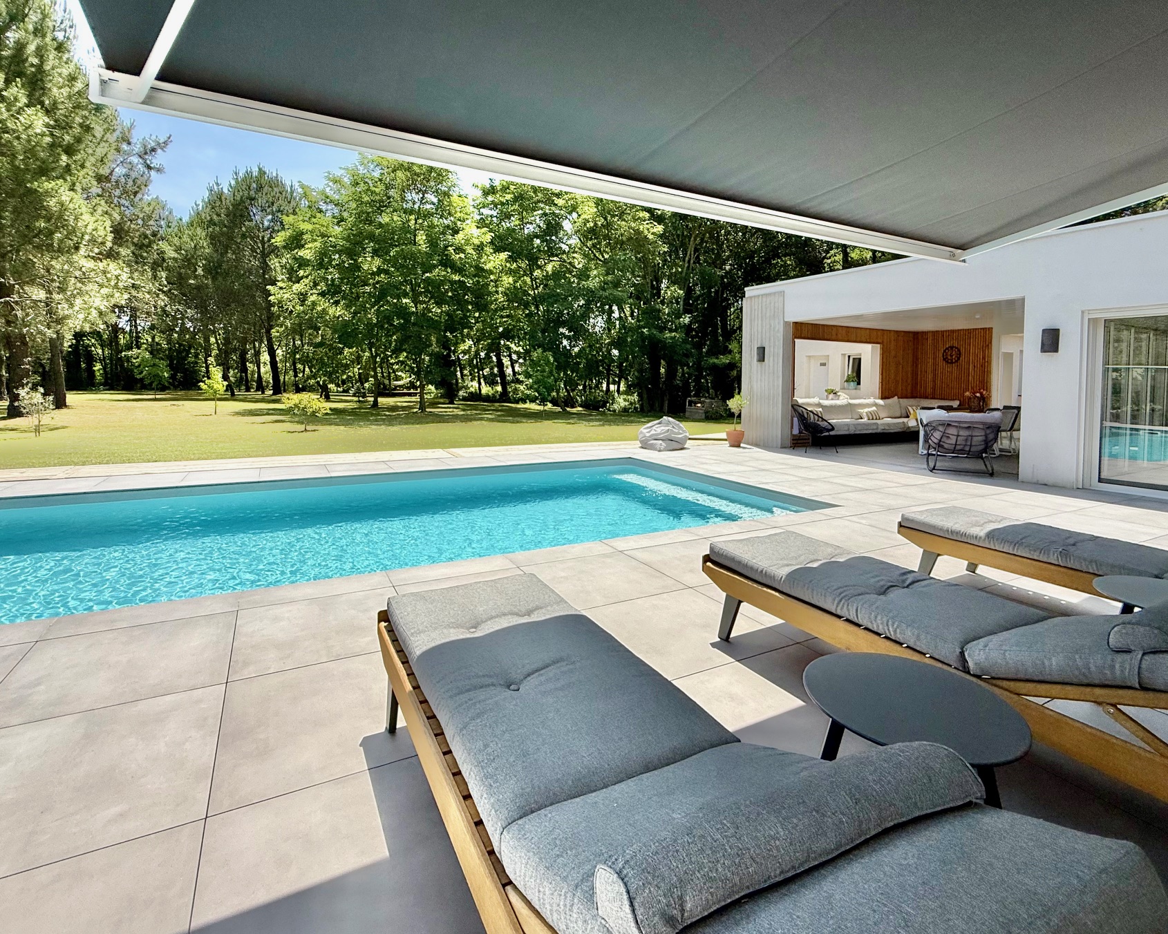 "Los Olivos Grand Estate" For Sale Soustons in a stunning &amp; private location, luxury property comprising of single-level architect designed villa &amp; outbuildings, set on 3350 sq. m. of landscaped gardens with swimming pool... &pound; 1,050,000.&nbsp;