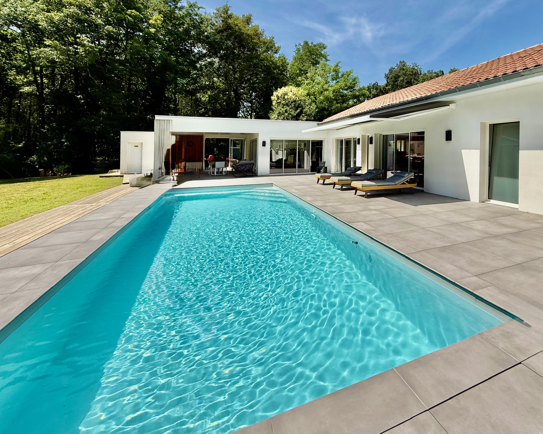 "Los Olivos Grand Estate" For Sale Soustons in a stunning &amp; private location, luxury property comprising of single-level architect designed villa &amp; outbuildings, set on 3350 sq. m. of landscaped gardens with swimming pool... &pound; 1,050,000.&nbsp;