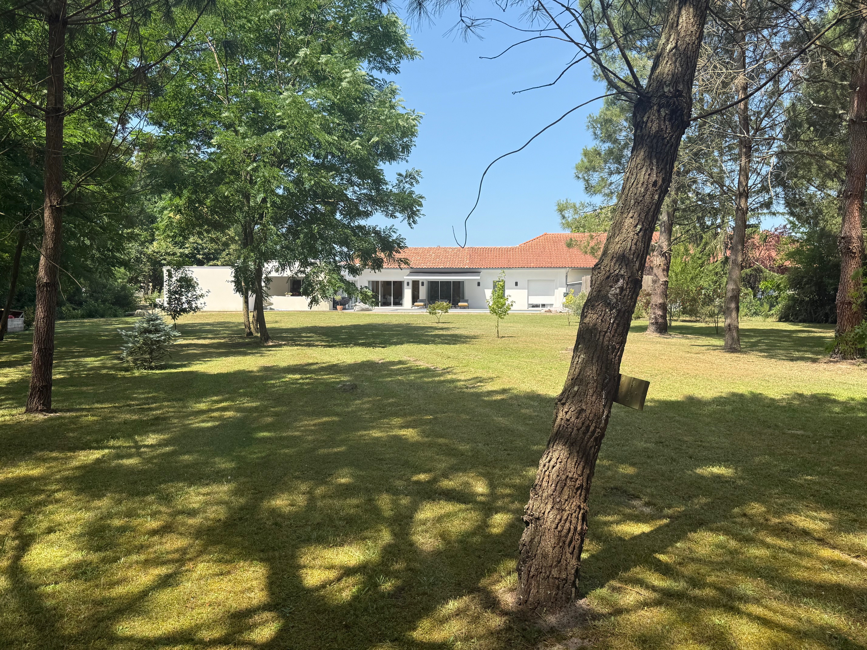 "Los Olivos Grand Estate" For Sale Soustons in a stunning &amp; private location, luxury property comprising of single-level architect designed villa &amp; outbuildings, set on 3350 sq. m. of landscaped gardens with swimming pool... &pound; 1,050,000.&nbsp;