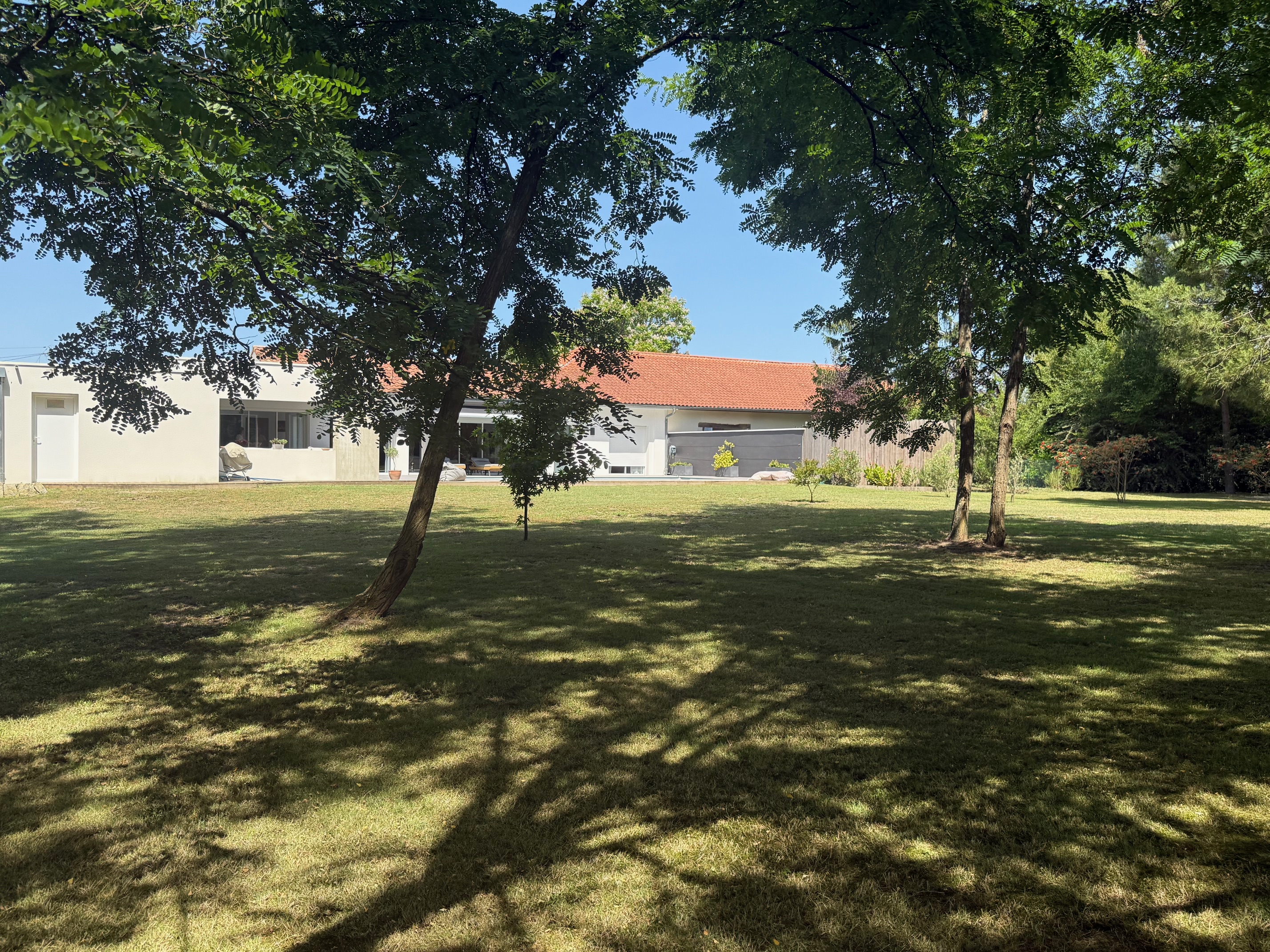 "Los Olivos Grand Estate" For Sale Soustons in a stunning &amp; private location, luxury property comprising of single-level architect designed villa &amp; outbuildings, set on 3350 sq. m. of landscaped gardens with swimming pool... &pound; 1,050,000.&nbsp;
