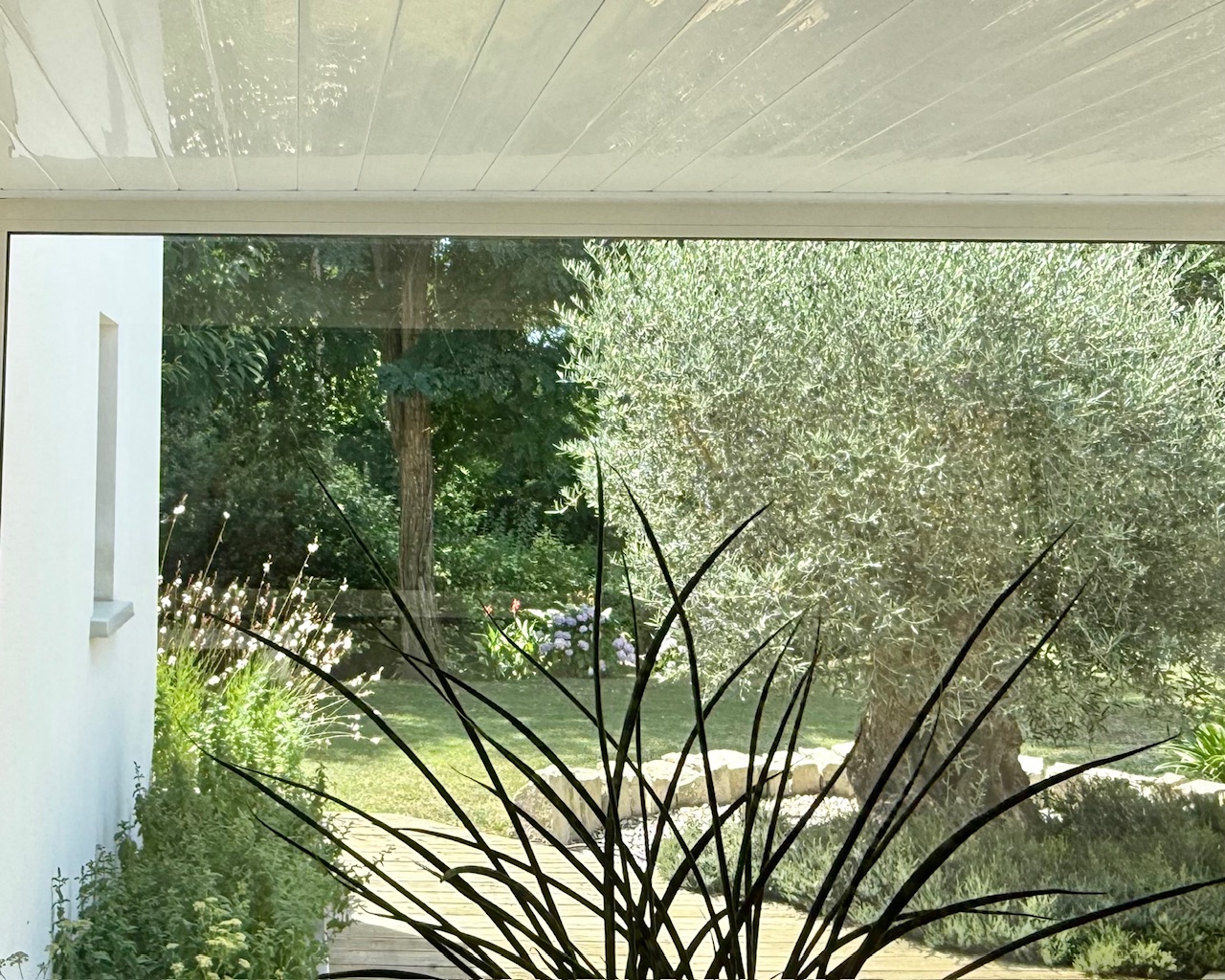 "Los Olivos Grand Estate" For Sale Soustons in a stunning &amp; private location, luxury property comprising of single-level architect designed villa &amp; outbuildings, set on 3350 sq. m. of landscaped gardens with swimming pool... &pound; 1,050,000.&nbsp;