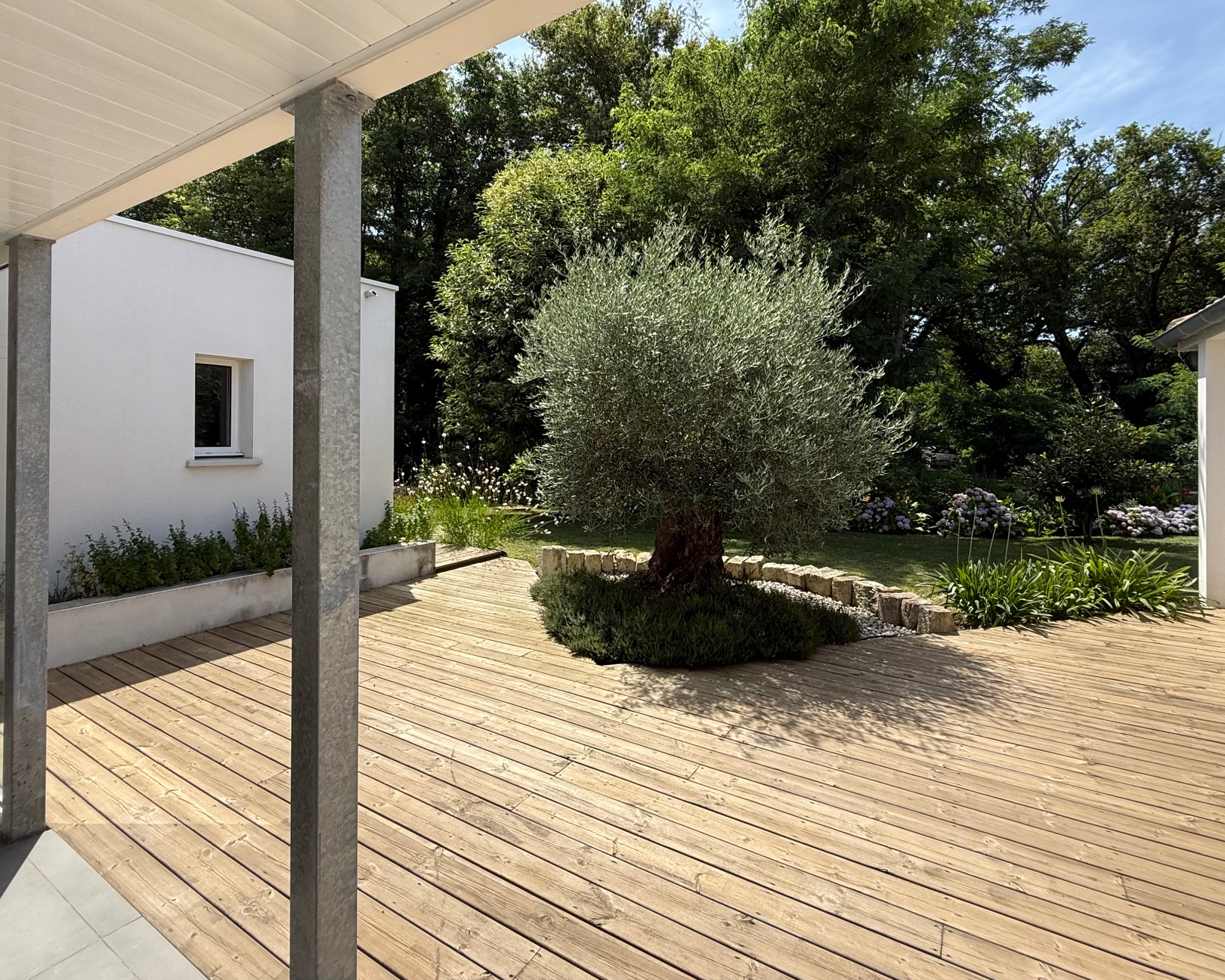 "Los Olivos Grand Estate" For Sale Soustons in a stunning &amp; private location, luxury property comprising of single-level architect designed villa &amp; outbuildings, set on 3350 sq. m. of landscaped gardens with swimming pool... &pound; 1,050,000.&nbsp;