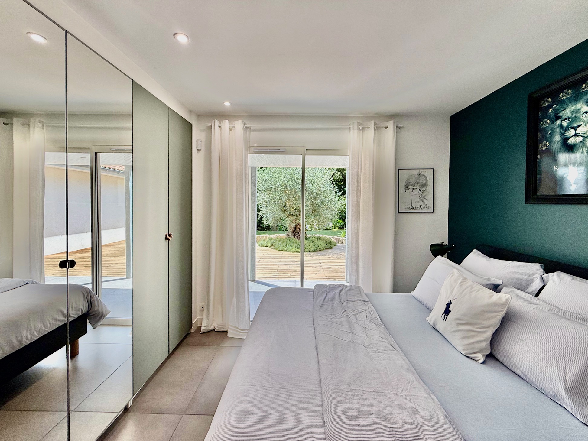 "Los Olivos Grand Estate" For Sale Soustons in a stunning &amp; private location, luxury property comprising of single-level architect designed villa &amp; outbuildings, set on 3350 sq. m. of landscaped gardens with swimming pool... &pound; 1,050,000.&nbsp;