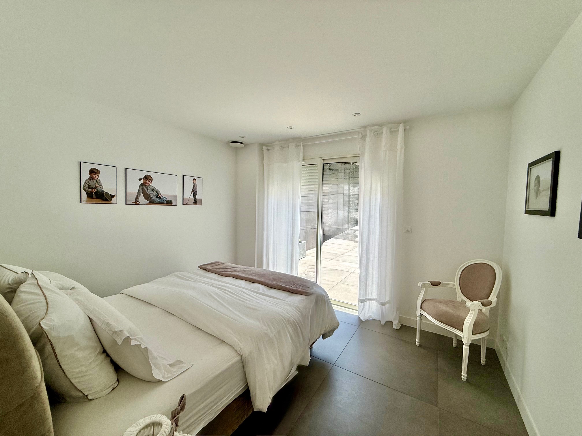 "Los Olivos Grand Estate" For Sale Soustons in a stunning &amp; private location, luxury property comprising of single-level architect designed villa &amp; outbuildings, set on 3350 sq. m. of landscaped gardens with swimming pool... &pound; 1,050,000.&nbsp;
