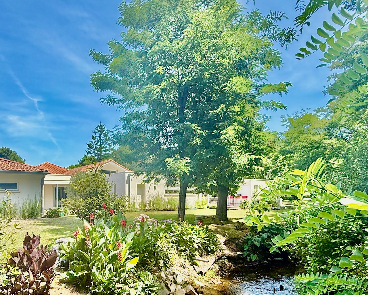 "Los Olivos Grand Estate" For Sale Soustons in a stunning &amp; private location, luxury property comprising of single-level architect designed villa &amp; outbuildings, set on 3350 sq. m. of landscaped gardens with swimming pool... &pound; 1,050,000.&nbsp;