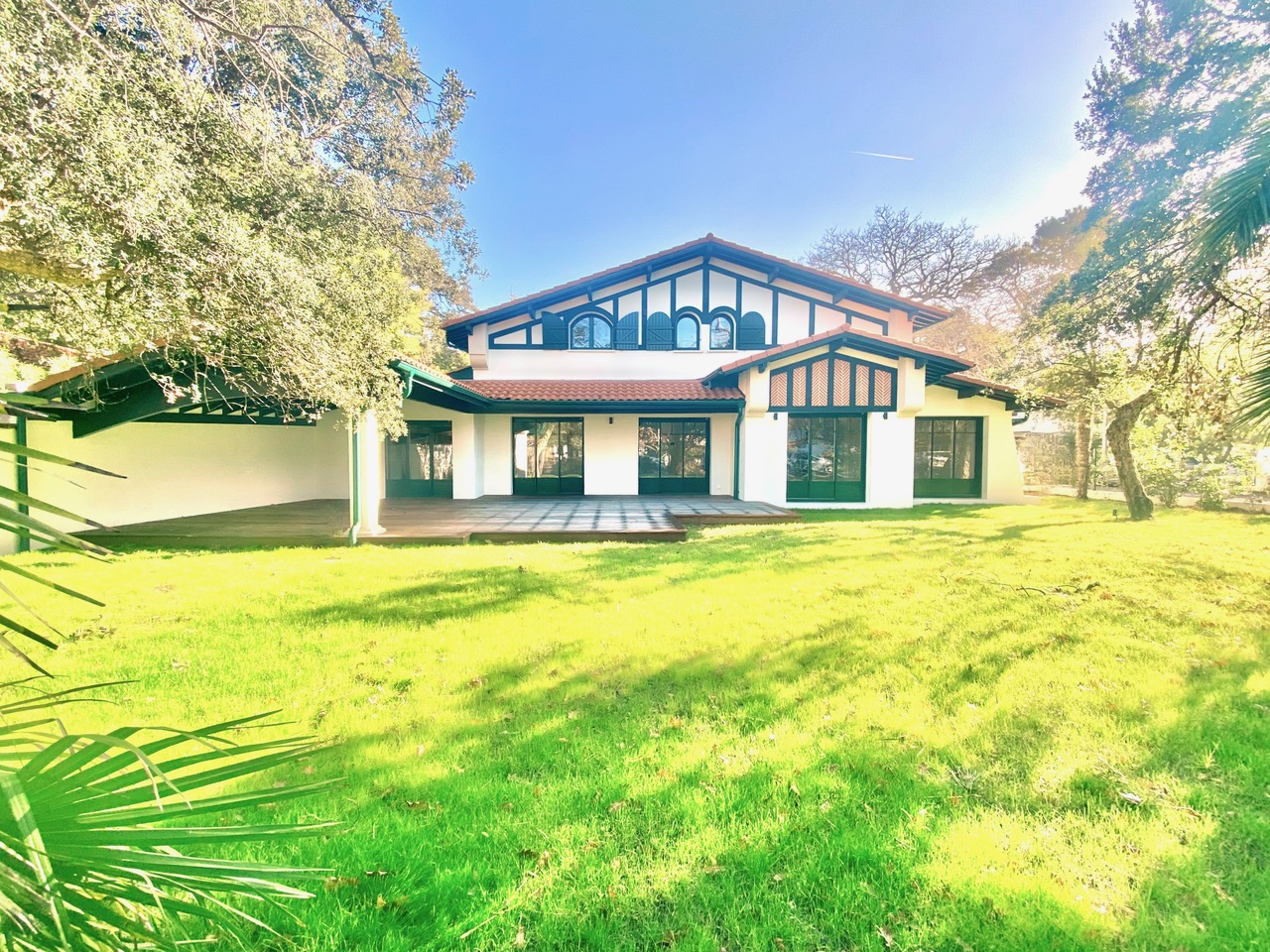 &ldquo;Santo Domingo Beach House&rdquo; For Sale Hossegor Centre near the lake &amp; the ocean, superb 6 bed / 5 bath basco-landais style property set in beautiful surroundings; quiet, serene, &ldquo;all by foot&rdquo; lifestyle. Newly renovated to the highest standards by an architect, move-in ready&hellip; &pound; 2,870,000