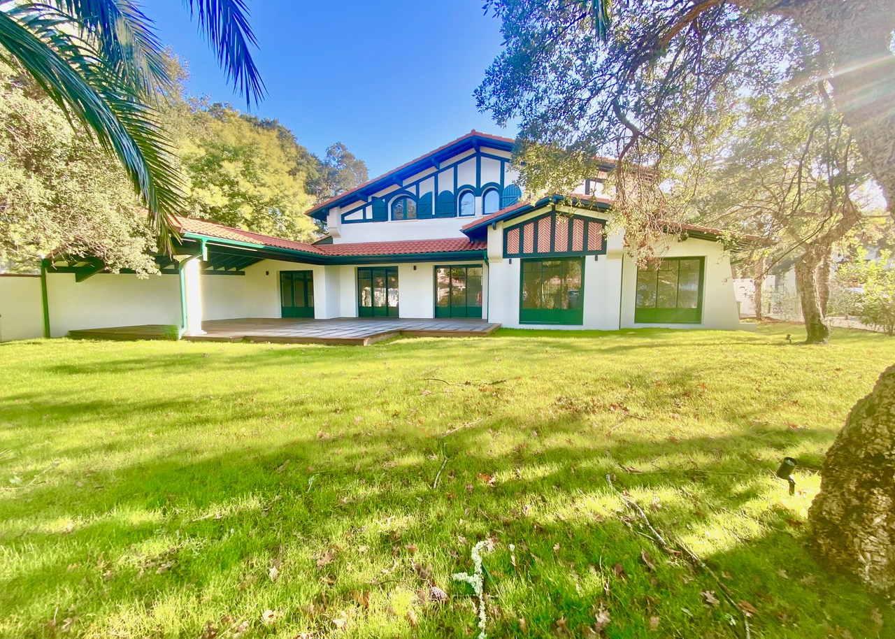 &ldquo;Santo Domingo Beach House&rdquo; For Sale Hossegor Centre near the lake &amp; the ocean, superb 6 bed / 5 bath basco-landais style property set in beautiful surroundings; quiet, serene, &ldquo;all by foot&rdquo; lifestyle. Newly renovated to the highest standards by an architect, move-in ready&hellip; &pound; 2,870,000