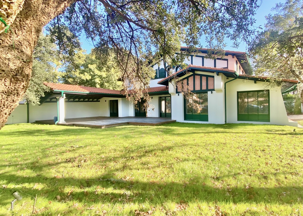 &ldquo;Santo Domingo Beach House&rdquo; For Sale Hossegor Centre near the lake &amp; the ocean, superb 6 bed / 5 bath basco-landais style property set in beautiful surroundings; quiet, serene, &ldquo;all by foot&rdquo; lifestyle. Newly renovated to the highest standards by an architect, move-in ready&hellip; &pound; 2,870,000