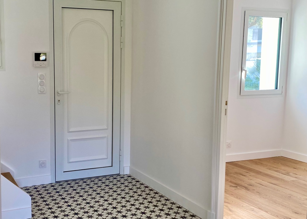 &ldquo;Santo Domingo Beach House&rdquo; For Sale Hossegor Centre near the lake &amp; the ocean, superb 6 bed / 5 bath basco-landais style property set in beautiful surroundings; quiet, serene, &ldquo;all by foot&rdquo; lifestyle. Newly renovated to the highest standards by an architect, move-in ready&hellip; &pound; 2,870,000
