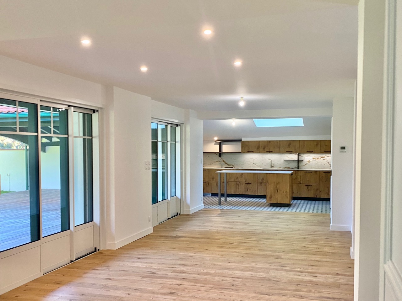 &ldquo;Santo Domingo Beach House&rdquo; For Sale Hossegor Centre near the lake &amp; the ocean, superb 6 bed / 5 bath basco-landais style property set in beautiful surroundings; quiet, serene, &ldquo;all by foot&rdquo; lifestyle. Newly renovated to the highest standards by an architect, move-in ready&hellip; &pound; 2,870,000