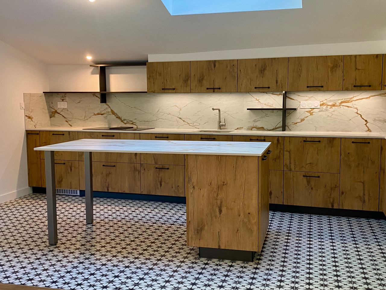 &ldquo;Santo Domingo Beach House&rdquo; For Sale Hossegor Centre near the lake &amp; the ocean, superb 6 bed / 5 bath basco-landais style property set in beautiful surroundings; quiet, serene, &ldquo;all by foot&rdquo; lifestyle. Newly renovated to the highest standards by an architect, move-in ready&hellip; &pound; 2,870,000