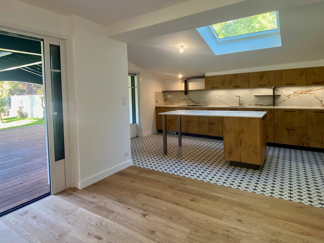 &ldquo;Santo Domingo Beach House&rdquo; For Sale Hossegor Centre near the lake &amp; the ocean, superb 6 bed / 5 bath basco-landais style property set in beautiful surroundings; quiet, serene, &ldquo;all by foot&rdquo; lifestyle. Newly renovated to the highest standards by an architect, move-in ready&hellip; &pound; 2,870,000