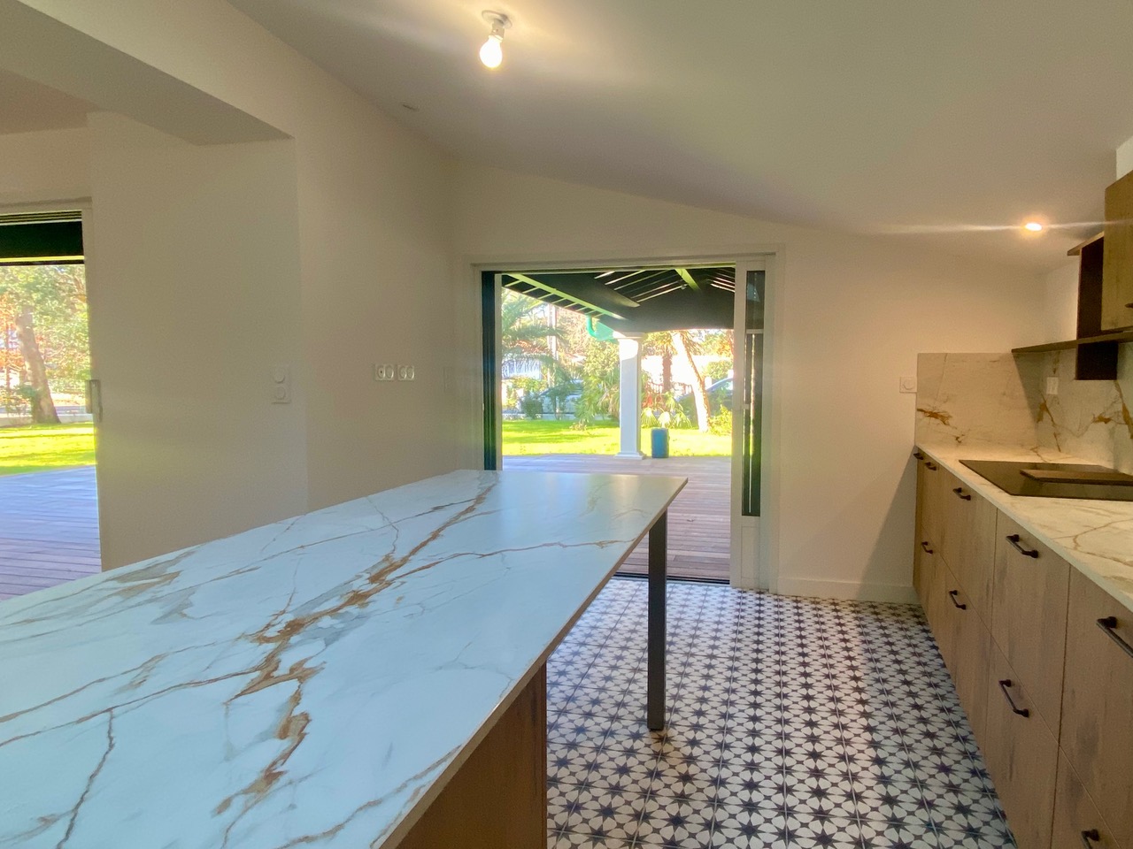 &ldquo;Santo Domingo Beach House&rdquo; For Sale Hossegor Centre near the lake &amp; the ocean, superb 6 bed / 5 bath basco-landais style property set in beautiful surroundings; quiet, serene, &ldquo;all by foot&rdquo; lifestyle. Newly renovated to the highest standards by an architect, move-in ready&hellip; &pound; 2,870,000