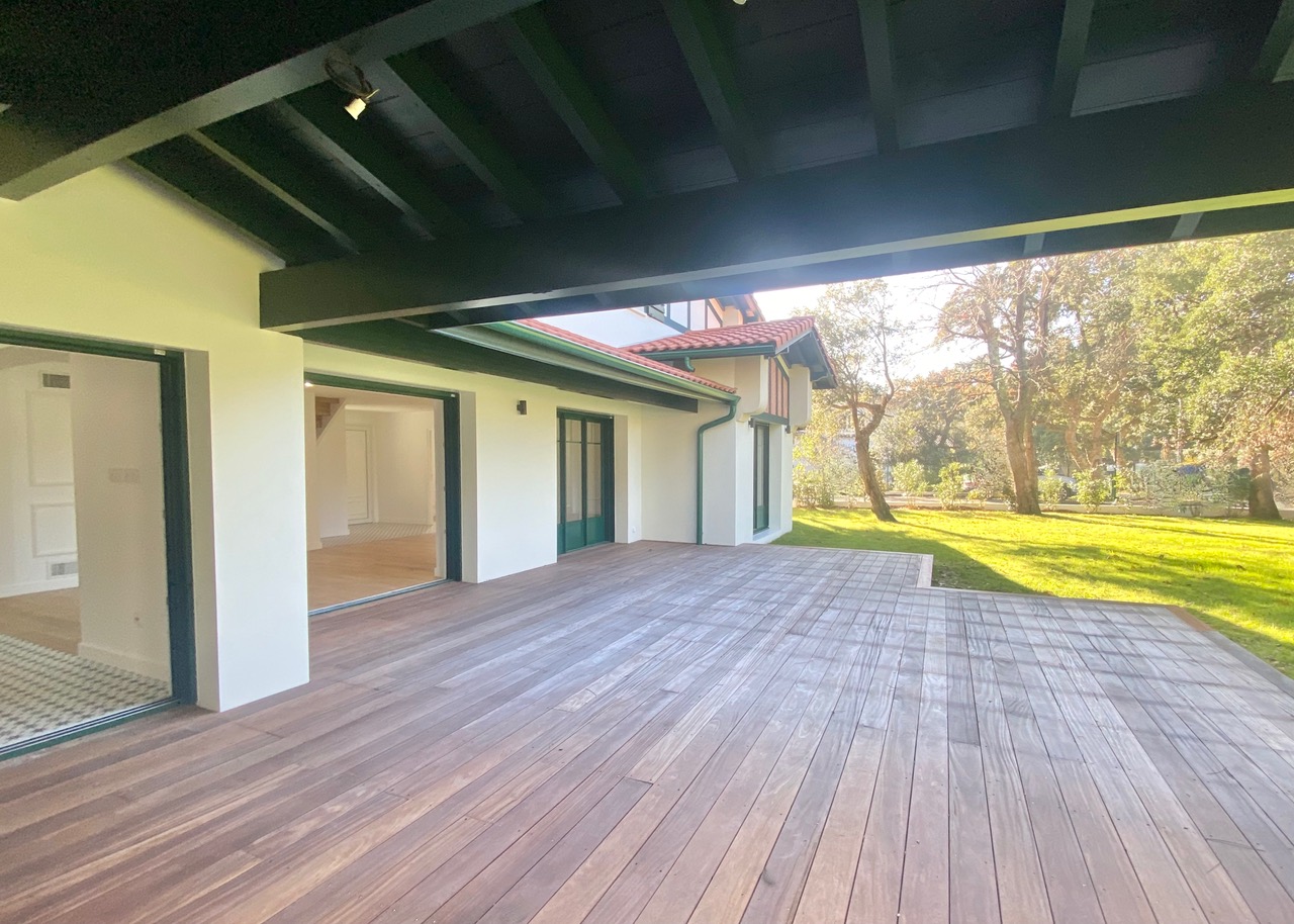 &ldquo;Santo Domingo Beach House&rdquo; For Sale Hossegor Centre near the lake &amp; the ocean, superb 6 bed / 5 bath basco-landais style property set in beautiful surroundings; quiet, serene, &ldquo;all by foot&rdquo; lifestyle. Newly renovated to the highest standards by an architect, move-in ready&hellip; &pound; 2,870,000