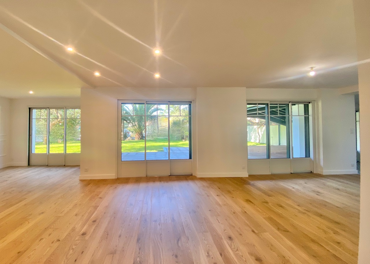 &ldquo;Santo Domingo Beach House&rdquo; For Sale Hossegor Centre near the lake &amp; the ocean, superb 6 bed / 5 bath basco-landais style property set in beautiful surroundings; quiet, serene, &ldquo;all by foot&rdquo; lifestyle. Newly renovated to the highest standards by an architect, move-in ready&hellip; &pound; 2,870,000