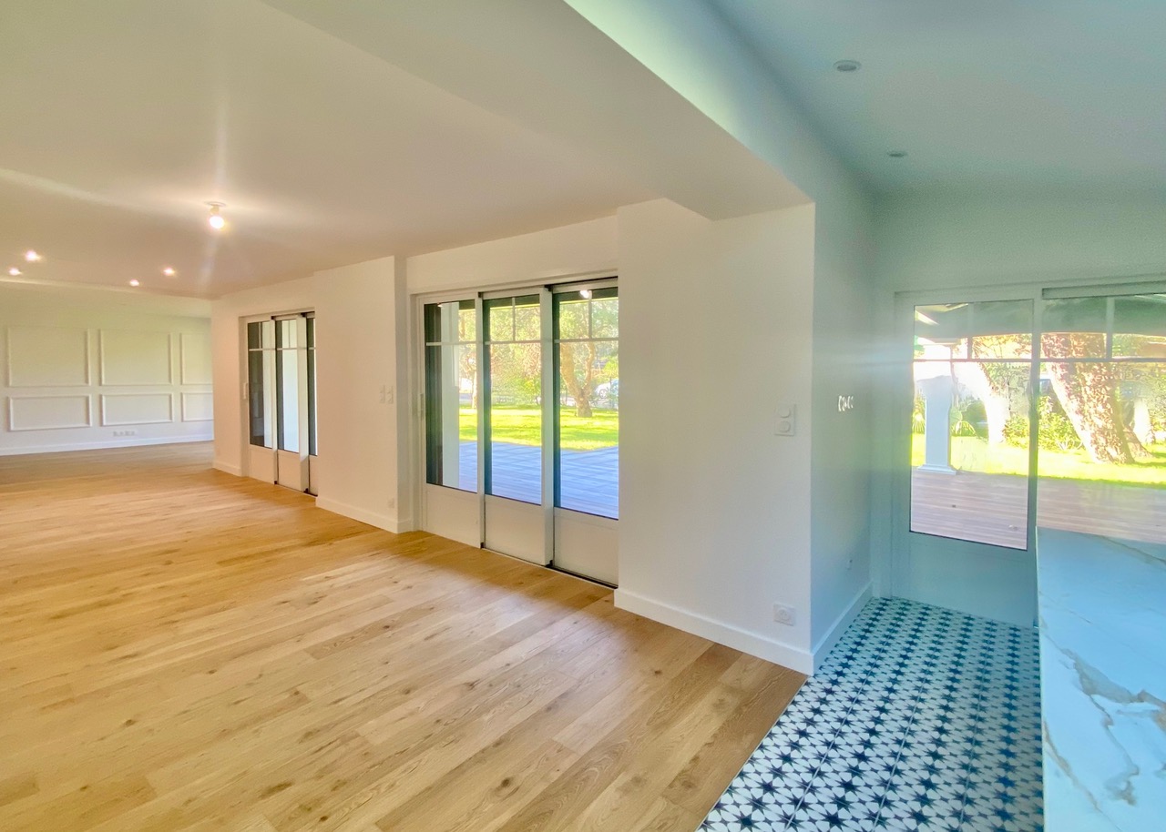 &ldquo;Santo Domingo Beach House&rdquo; For Sale Hossegor Centre near the lake &amp; the ocean, superb 6 bed / 5 bath basco-landais style property set in beautiful surroundings; quiet, serene, &ldquo;all by foot&rdquo; lifestyle. Newly renovated to the highest standards by an architect, move-in ready&hellip; &pound; 2,870,000