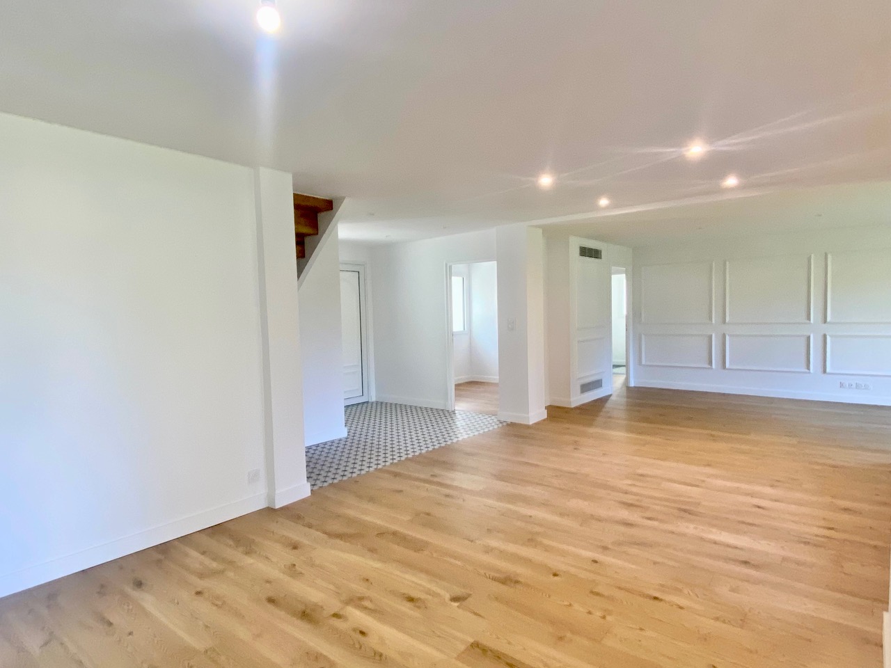 &ldquo;Santo Domingo Beach House&rdquo; For Sale Hossegor Centre near the lake &amp; the ocean, superb 6 bed / 5 bath basco-landais style property set in beautiful surroundings; quiet, serene, &ldquo;all by foot&rdquo; lifestyle. Newly renovated to the highest standards by an architect, move-in ready&hellip; &pound; 2,870,000