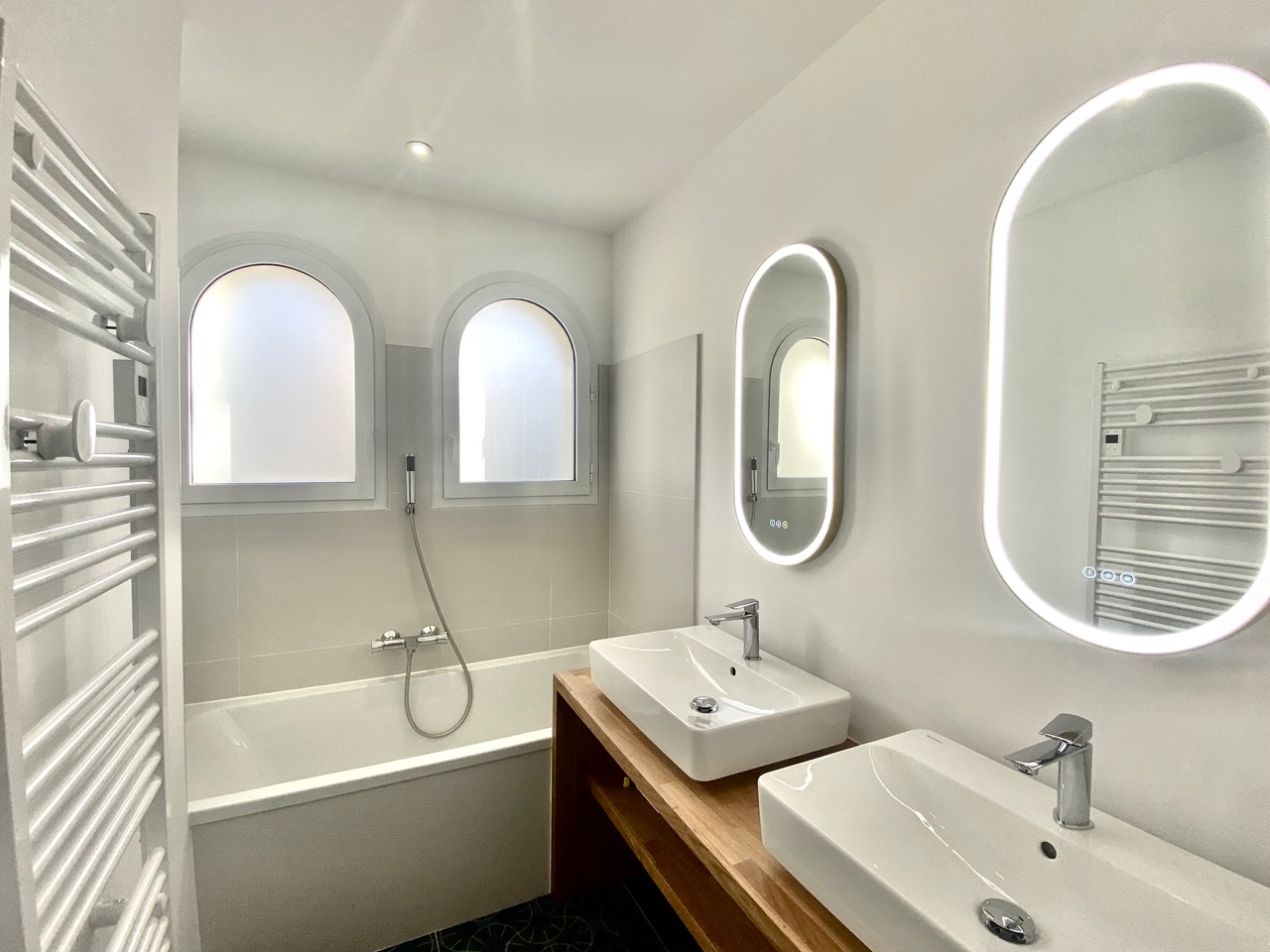 &ldquo;Santo Domingo Beach House&rdquo; For Sale Hossegor Centre near the lake &amp; the ocean, superb 6 bed / 5 bath basco-landais style property set in beautiful surroundings; quiet, serene, &ldquo;all by foot&rdquo; lifestyle. Newly renovated to the highest standards by an architect, move-in ready&hellip; &pound; 2,870,000