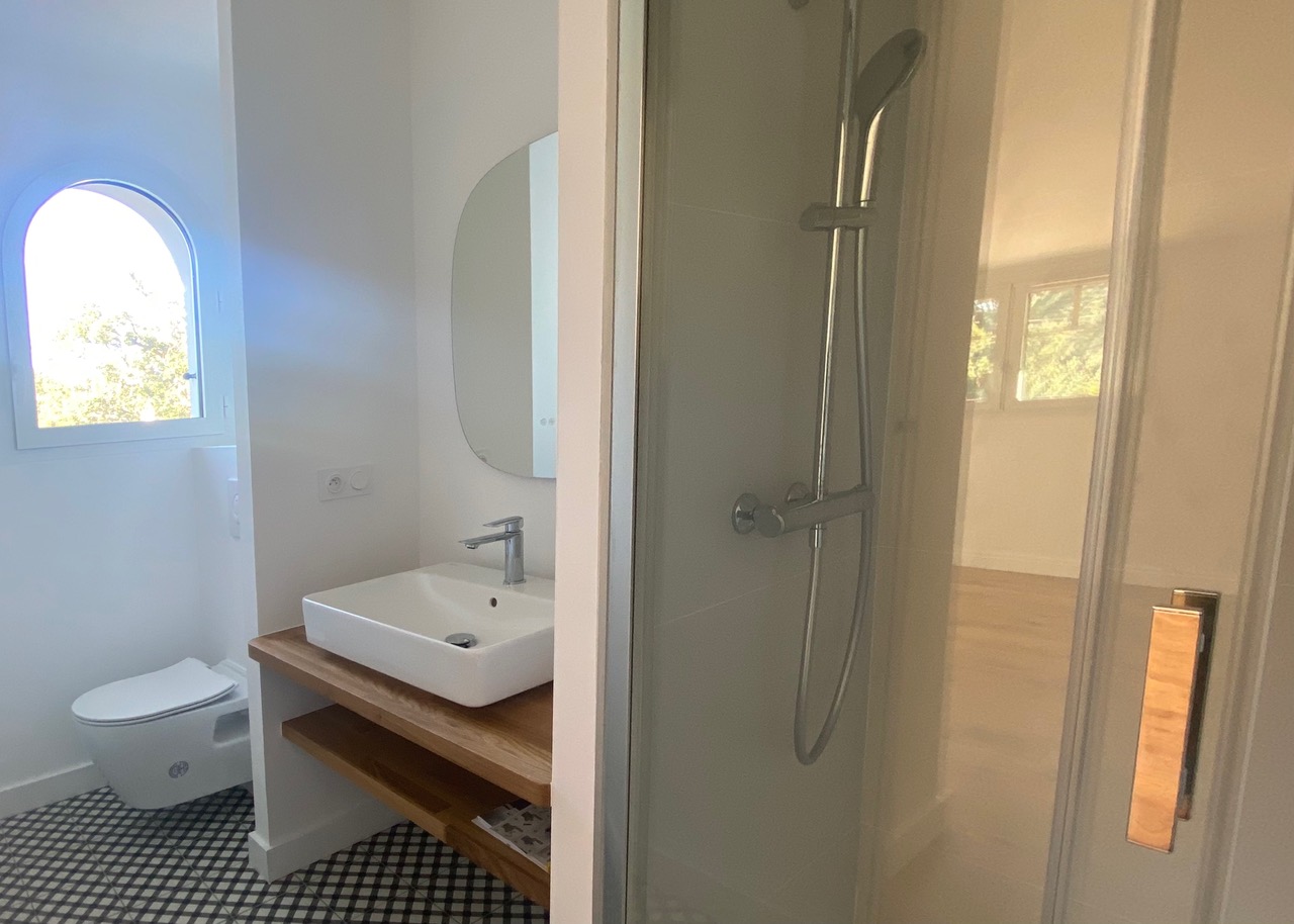&ldquo;Santo Domingo Beach House&rdquo; For Sale Hossegor Centre near the lake &amp; the ocean, superb 6 bed / 5 bath basco-landais style property set in beautiful surroundings; quiet, serene, &ldquo;all by foot&rdquo; lifestyle. Newly renovated to the highest standards by an architect, move-in ready&hellip; &pound; 2,870,000
