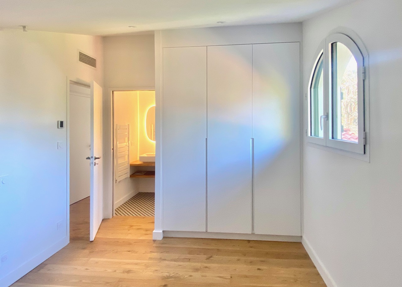 &ldquo;Santo Domingo Beach House&rdquo; For Sale Hossegor Centre near the lake &amp; the ocean, superb 6 bed / 5 bath basco-landais style property set in beautiful surroundings; quiet, serene, &ldquo;all by foot&rdquo; lifestyle. Newly renovated to the highest standards by an architect, move-in ready&hellip; &pound; 2,870,000
