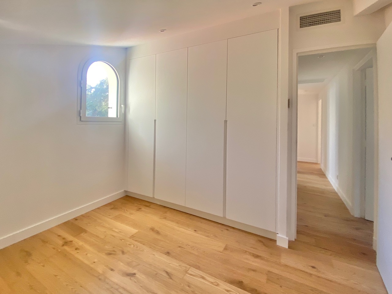 &ldquo;Santo Domingo Beach House&rdquo; For Sale Hossegor Centre near the lake &amp; the ocean, superb 6 bed / 5 bath basco-landais style property set in beautiful surroundings; quiet, serene, &ldquo;all by foot&rdquo; lifestyle. Newly renovated to the highest standards by an architect, move-in ready&hellip; &pound; 2,870,000