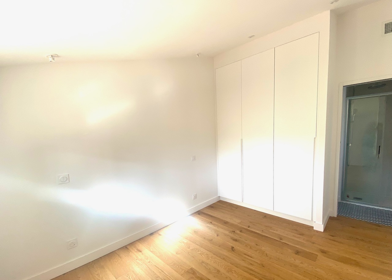 &ldquo;Santo Domingo Beach House&rdquo; For Sale Hossegor Centre near the lake &amp; the ocean, superb 6 bed / 5 bath basco-landais style property set in beautiful surroundings; quiet, serene, &ldquo;all by foot&rdquo; lifestyle. Newly renovated to the highest standards by an architect, move-in ready&hellip; &pound; 2,870,000