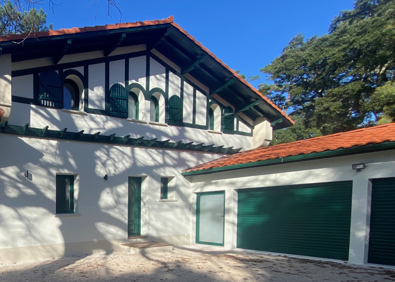 &ldquo;Santo Domingo Beach House&rdquo; For Sale Hossegor Centre near the lake &amp; the ocean, superb 6 bed / 5 bath basco-landais style property set in beautiful surroundings; quiet, serene, &ldquo;all by foot&rdquo; lifestyle. Newly renovated to the highest standards by an architect, move-in ready&hellip; &pound; 2,870,000