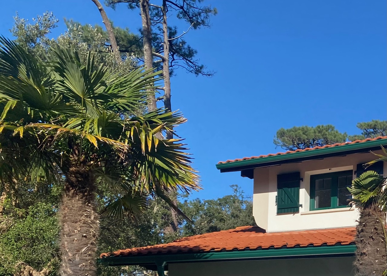 &ldquo;Santo Domingo Beach House&rdquo; For Sale Hossegor Centre near the lake &amp; the ocean, superb 6 bed / 5 bath basco-landais style property set in beautiful surroundings; quiet, serene, &ldquo;all by foot&rdquo; lifestyle. Newly renovated to the highest standards by an architect, move-in ready&hellip; &pound; 2,870,000