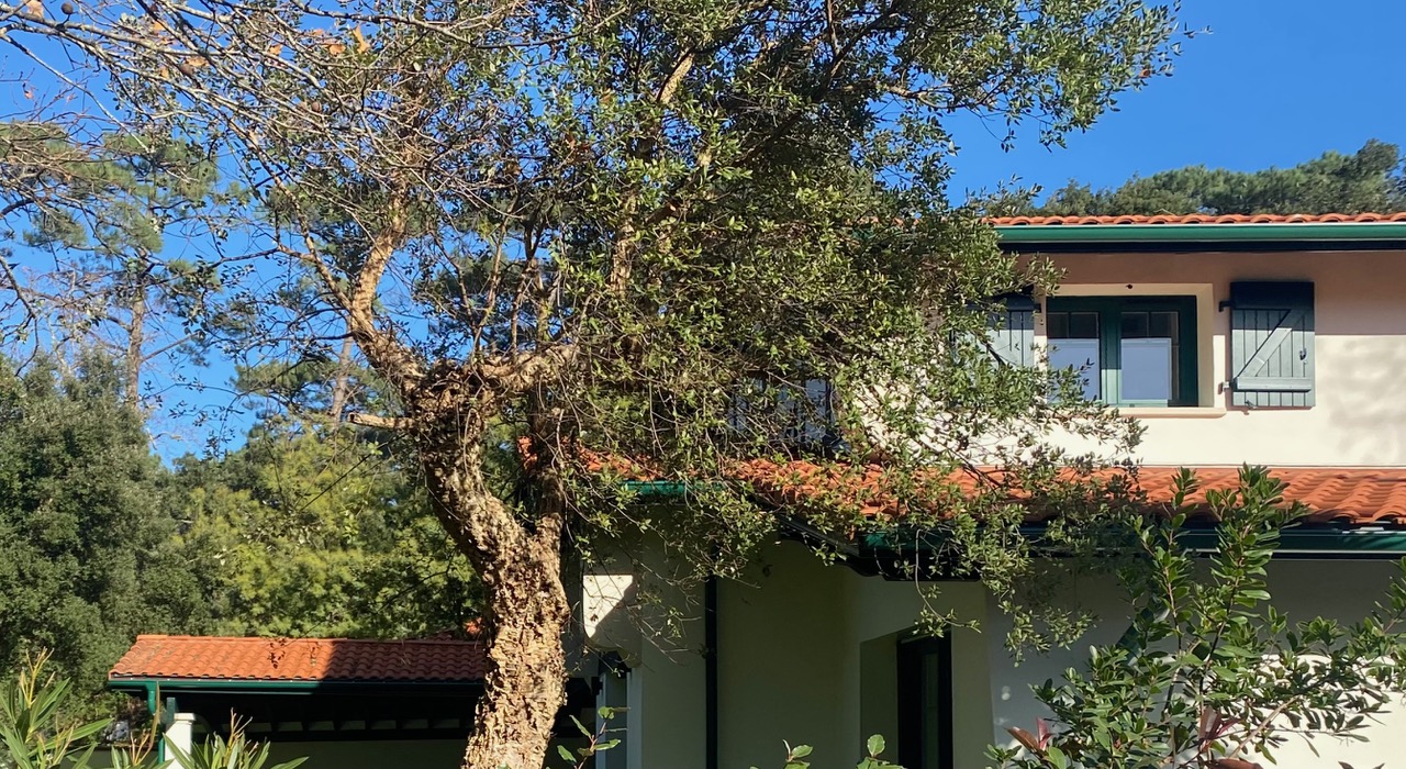 &ldquo;Santo Domingo Beach House&rdquo; For Sale Hossegor Centre near the lake &amp; the ocean, superb 6 bed / 5 bath basco-landais style property set in beautiful surroundings; quiet, serene, &ldquo;all by foot&rdquo; lifestyle. Newly renovated to the highest standards by an architect, move-in ready&hellip; &pound; 2,870,000