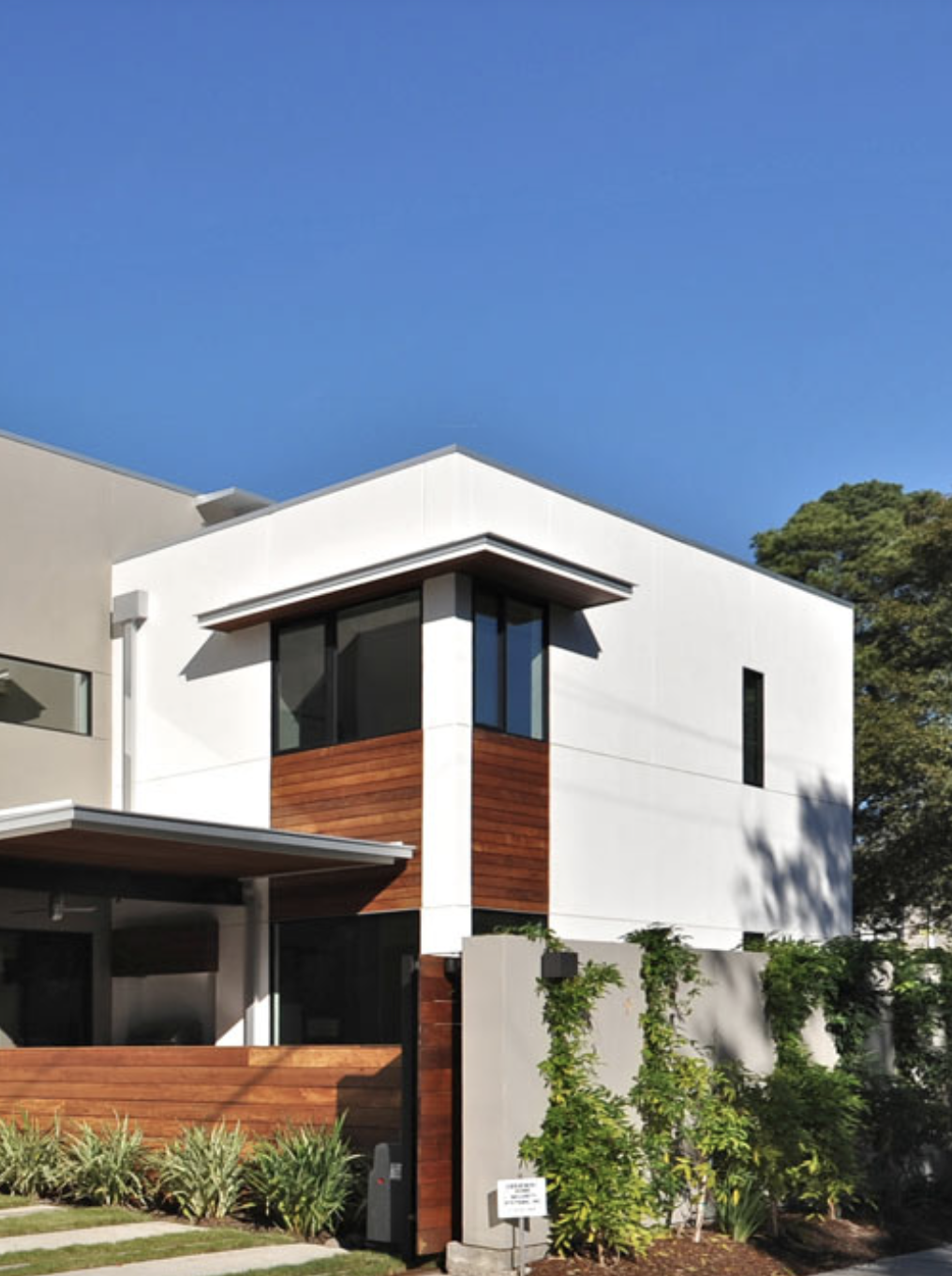 SOLD BY OUR TEAM -"The Modern House Hossegor" CONFIDENTIAL, modern architect designed villa, 4 bed / 3 bath, swimming pool, large landscaped garden; luxury fittings throughout, extremely quiet location, unobstructed views...&nbsp;